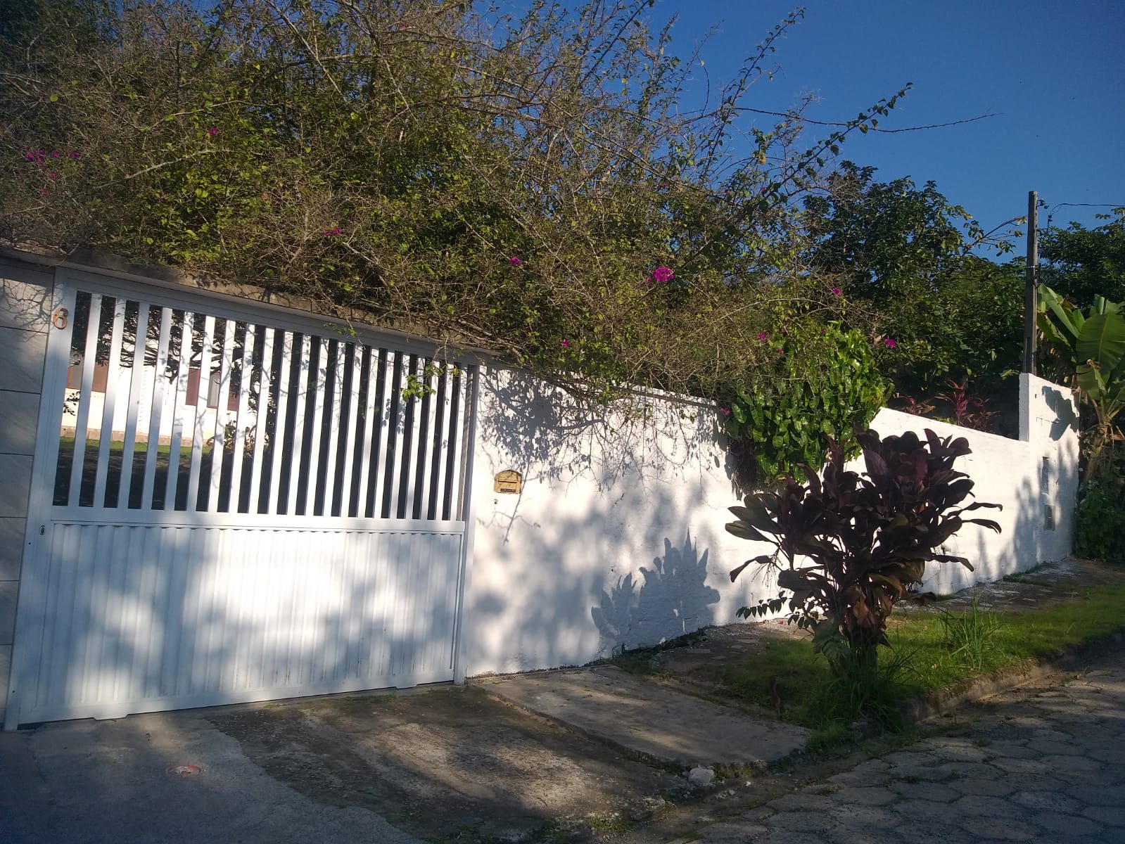 VENDE-SE CASA COM TERRENO EM PERUÍBE - BAIRRO DOS PRADOS 