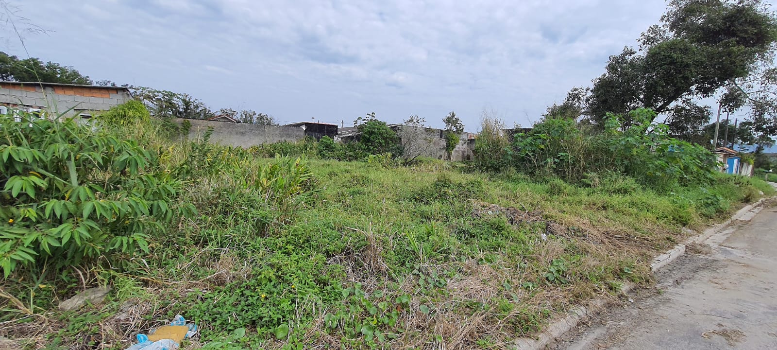 VENDE-SE TERRENO EM PERUÍBE