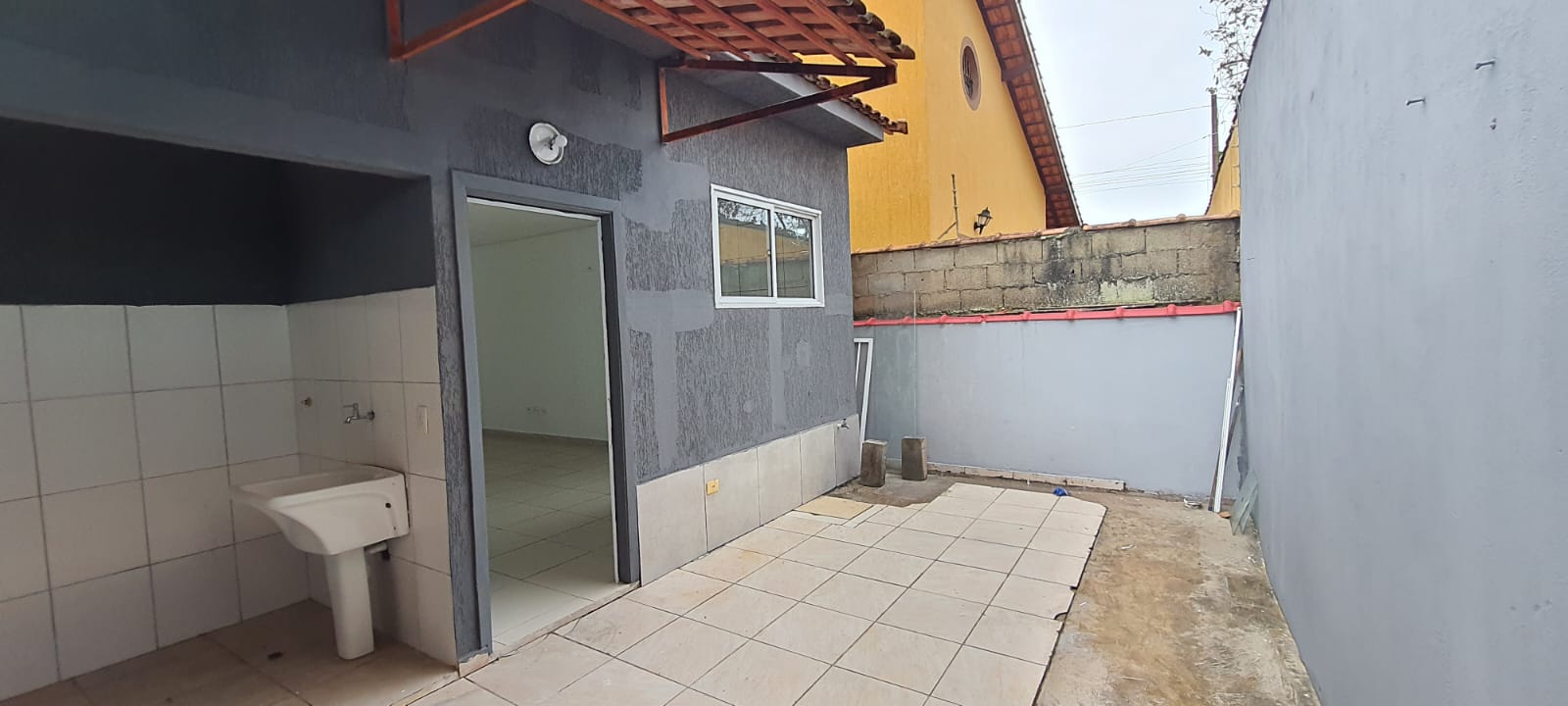 VENDE-SE CASA EM PERUÍBE