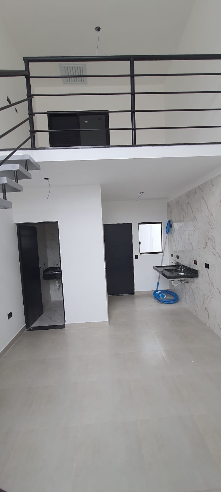 VENDE-SE LOFT/ CASA COM PSICINA  400 M DA PRAIA  EM PERUÍBE 