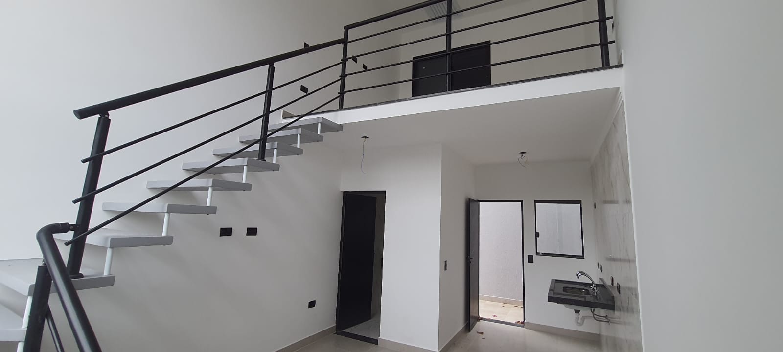 VENDE-SE LOFT/ CASA COM PSICINA 400 M DA PRAIA EM PERUÍBE