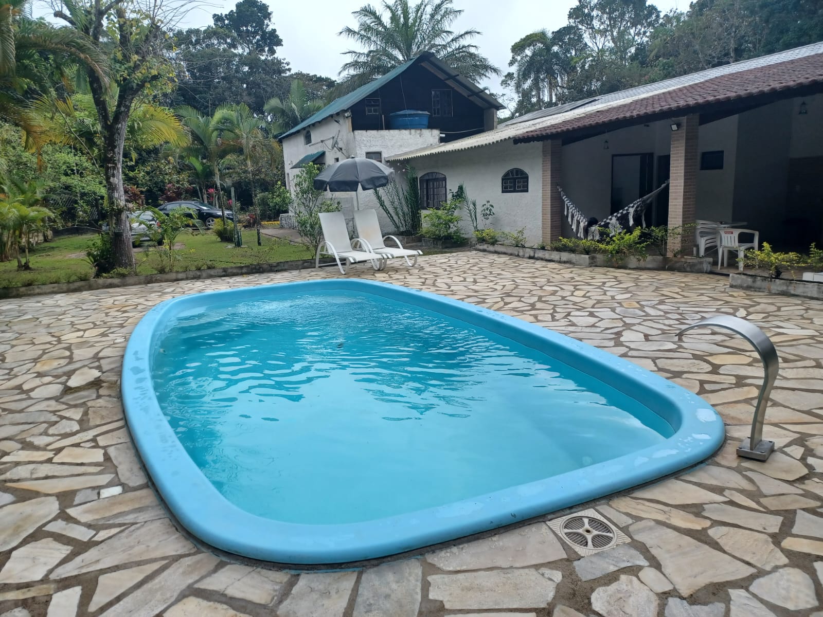 ALUGA-SE CHÁCARA COM PISCINA EM PERUÍBE