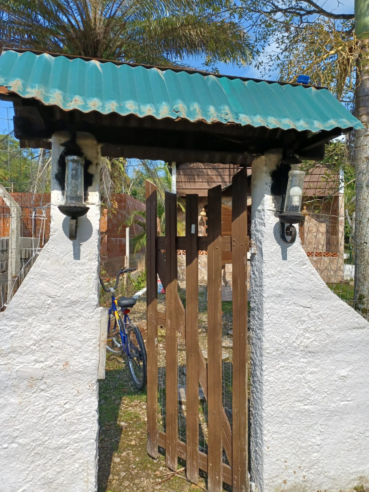 ALUGA-SE CHÁCARA COM PISCINA EM PERUÍBE