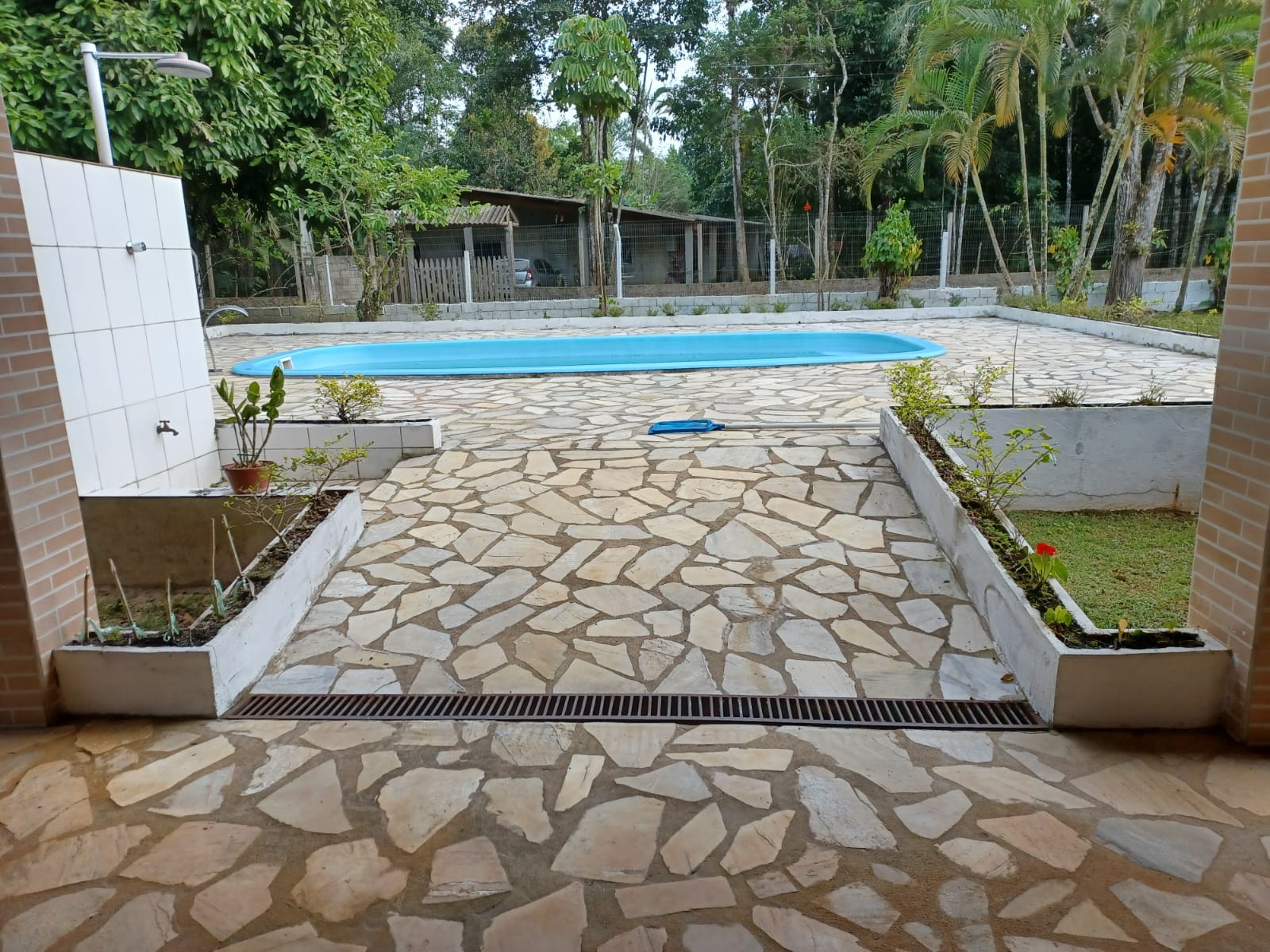 ALUGA-SE CHÁCARA COM PISCINA EM PERUÍBE