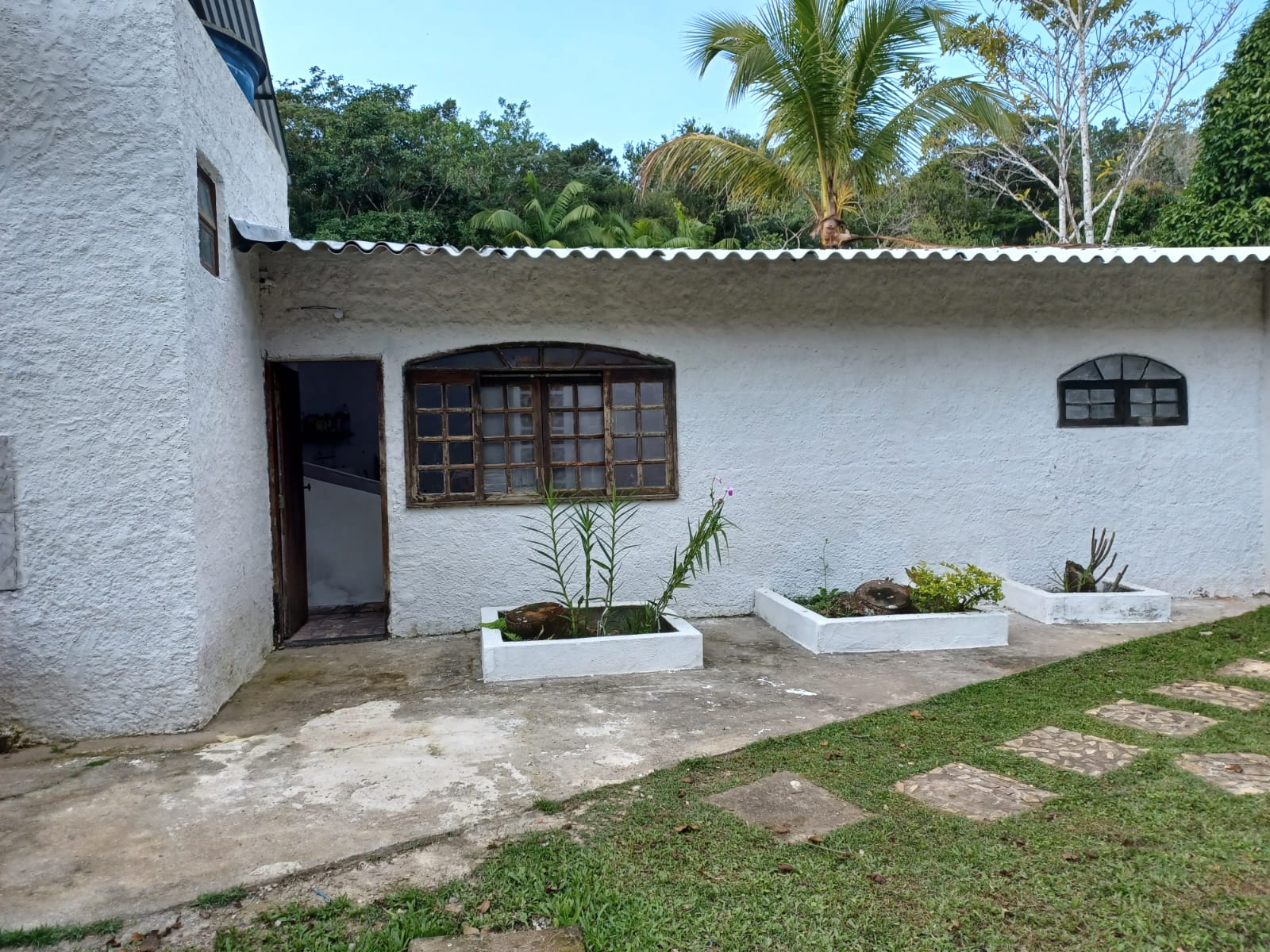 ALUGA-SE CHÁCARA COM PISCINA EM PERUÍBE