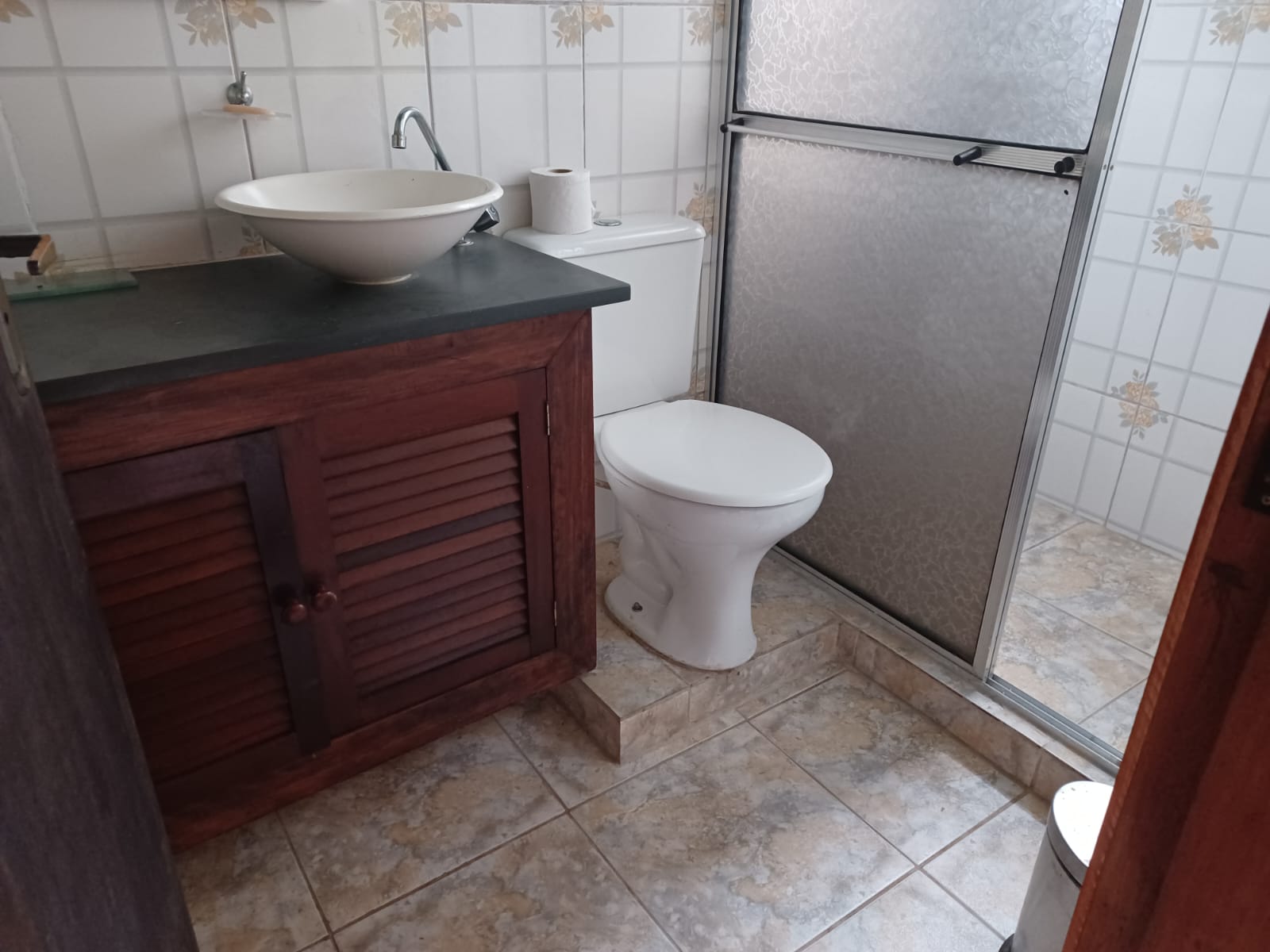 ALUGA-SE CHÁCARA COM PISCINA EM PERUÍBE