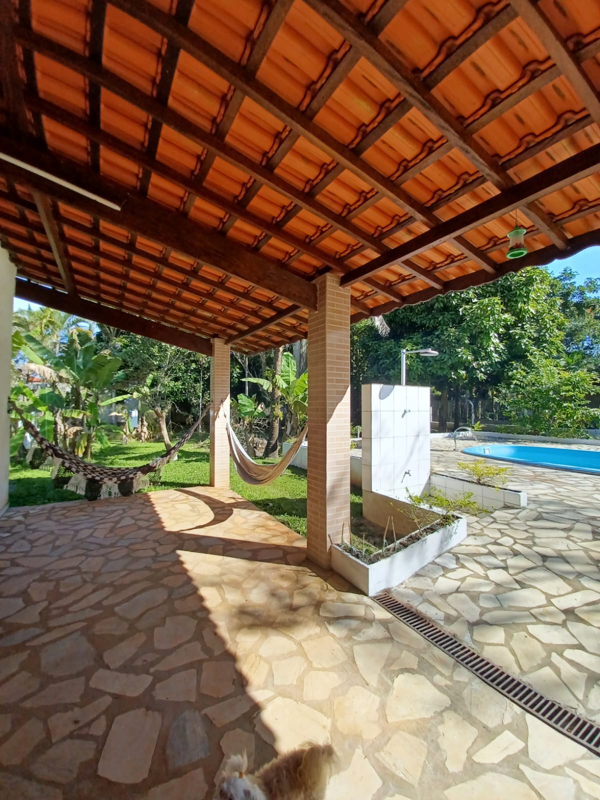ALUGA-SE CHÁCARA COM PISCINA EM PERUÍBE