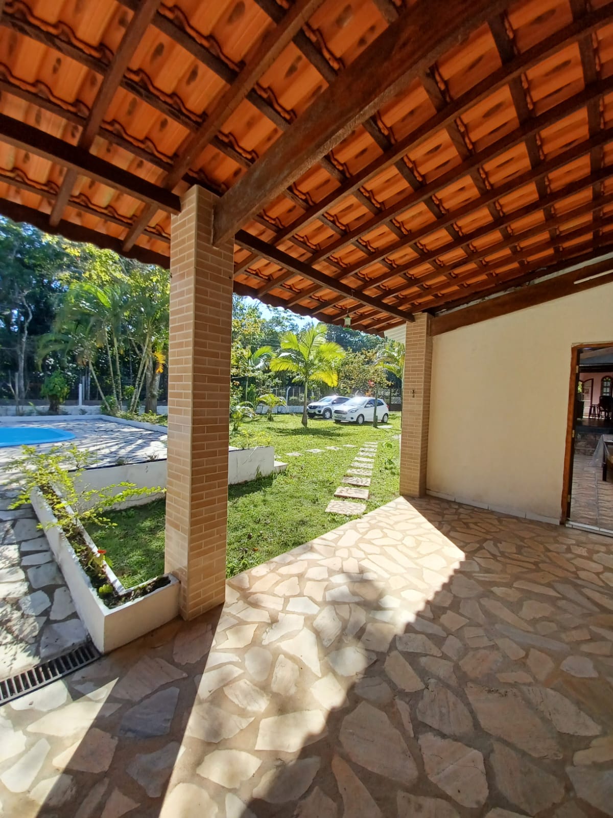 ALUGA-SE CHÁCARA COM PISCINA EM PERUÍBE