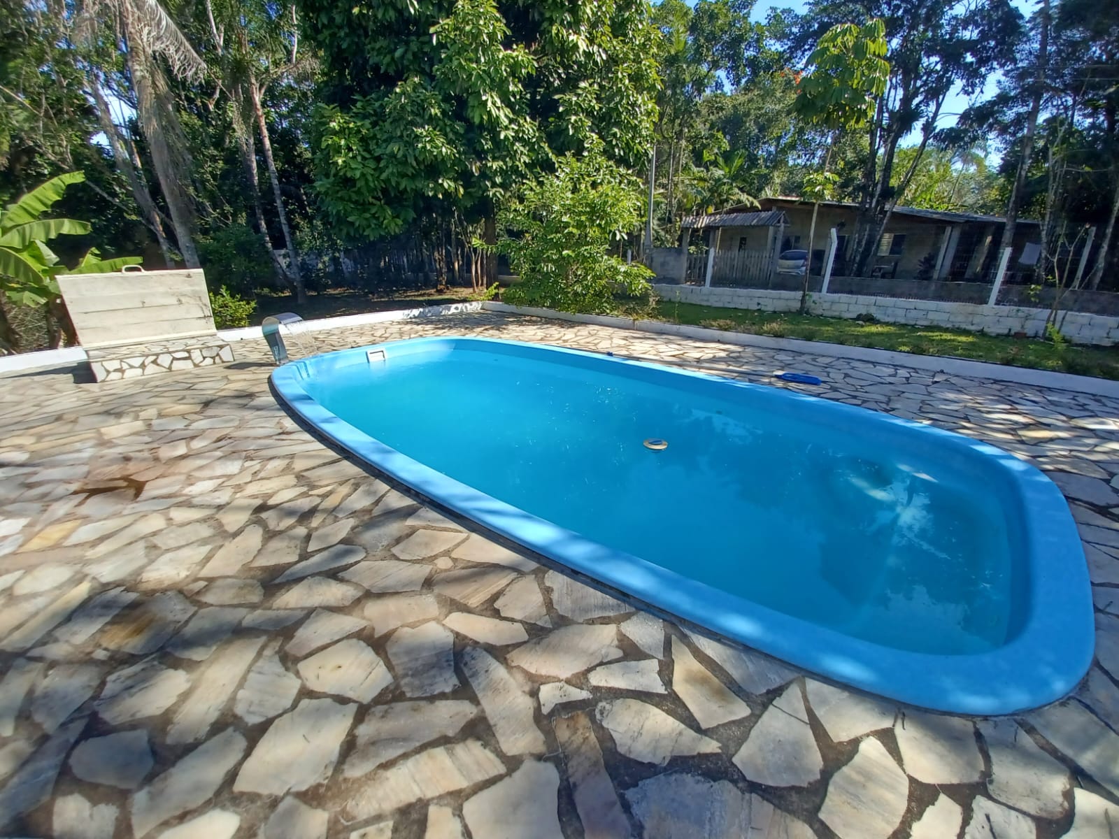 ALUGA-SE CHÁCARA COM PISCINA EM PERUÍBE