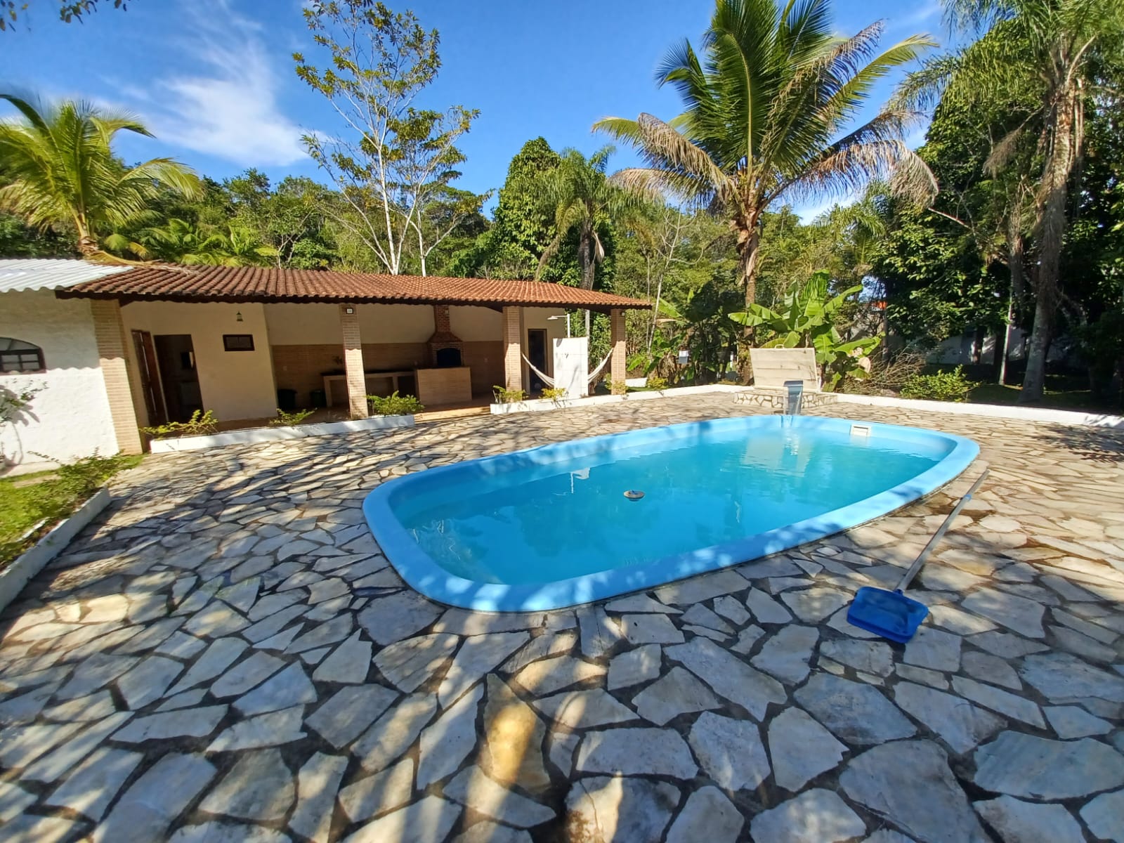 ALUGA-SE CHÁCARA COM PISCINA EM PERUÍBE