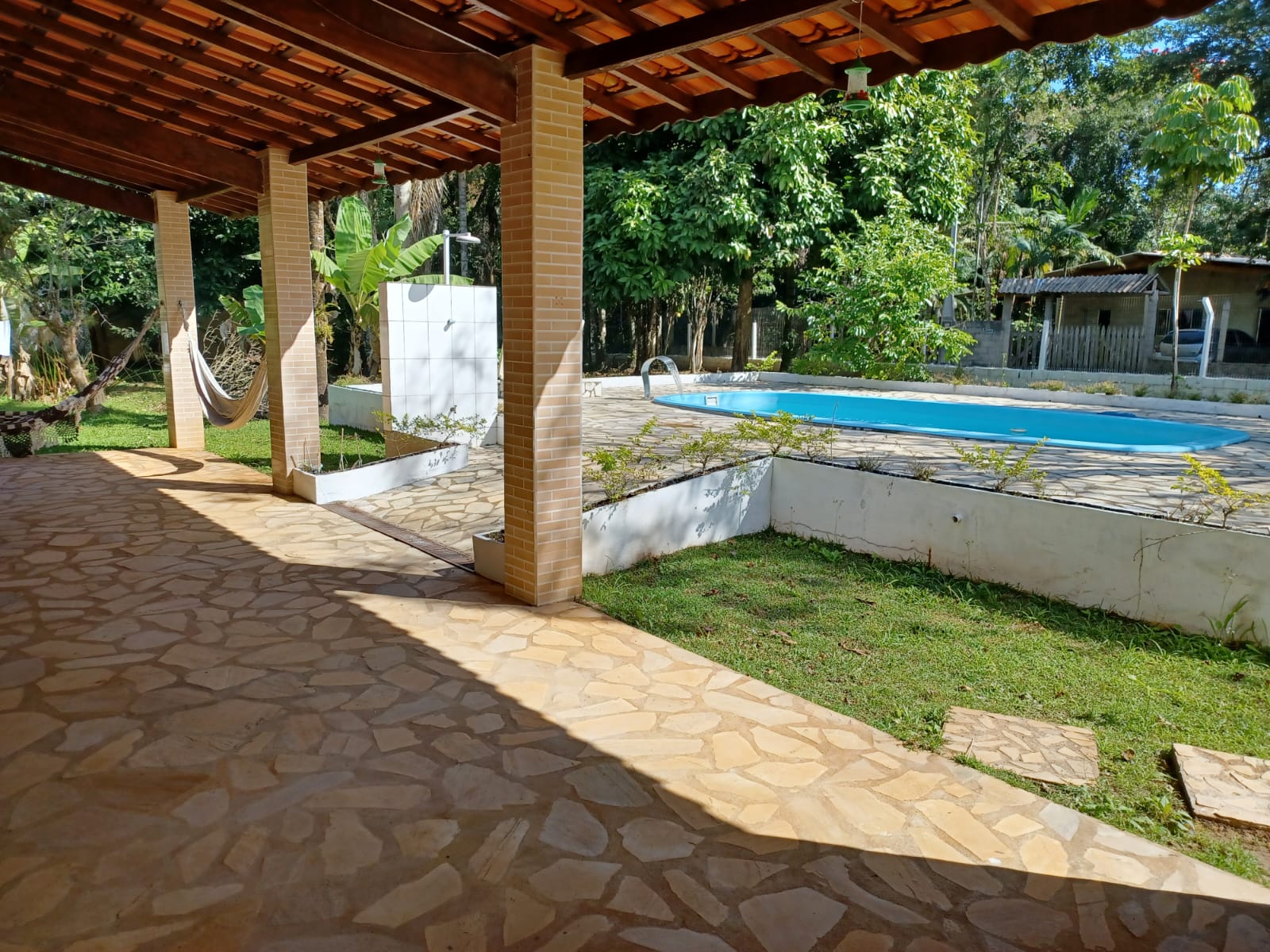 ALUGA-SE CHÁCARA COM PISCINA EM PERUÍBE
