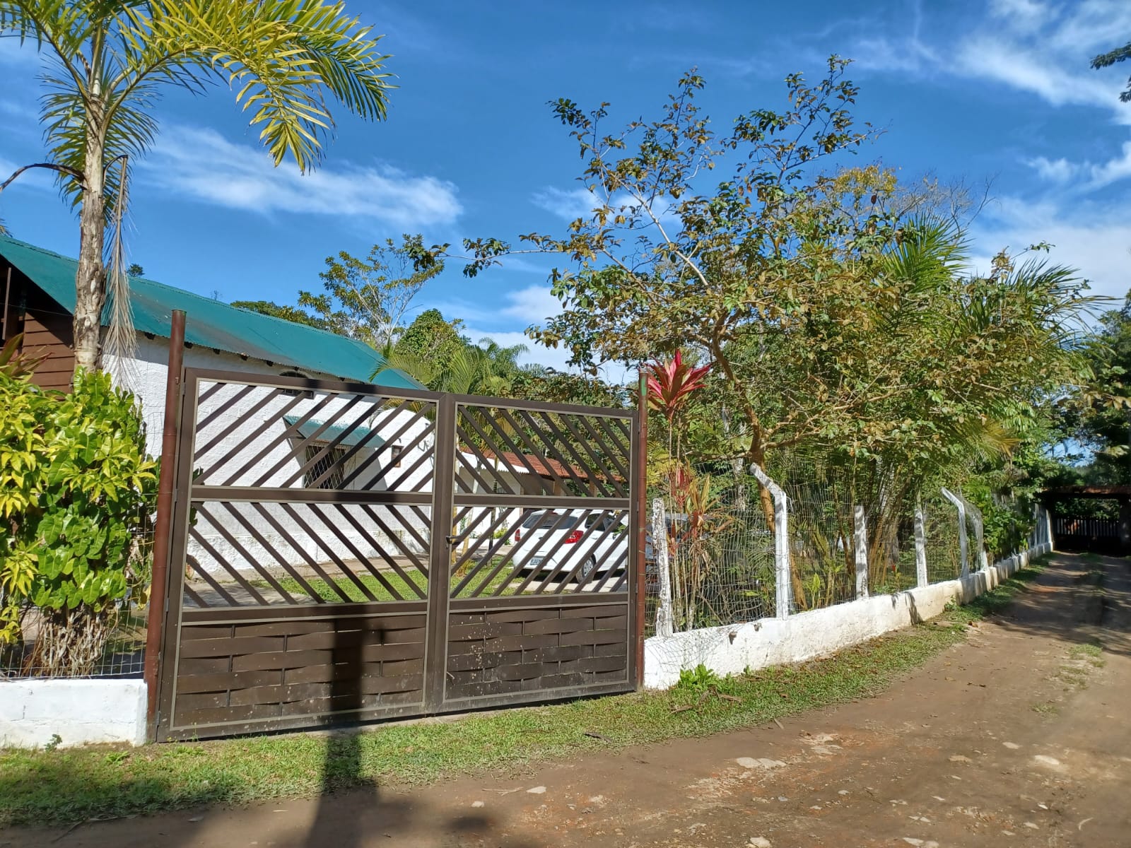 ALUGA-SE CHÁCARA COM PISCINA EM PERUÍBE