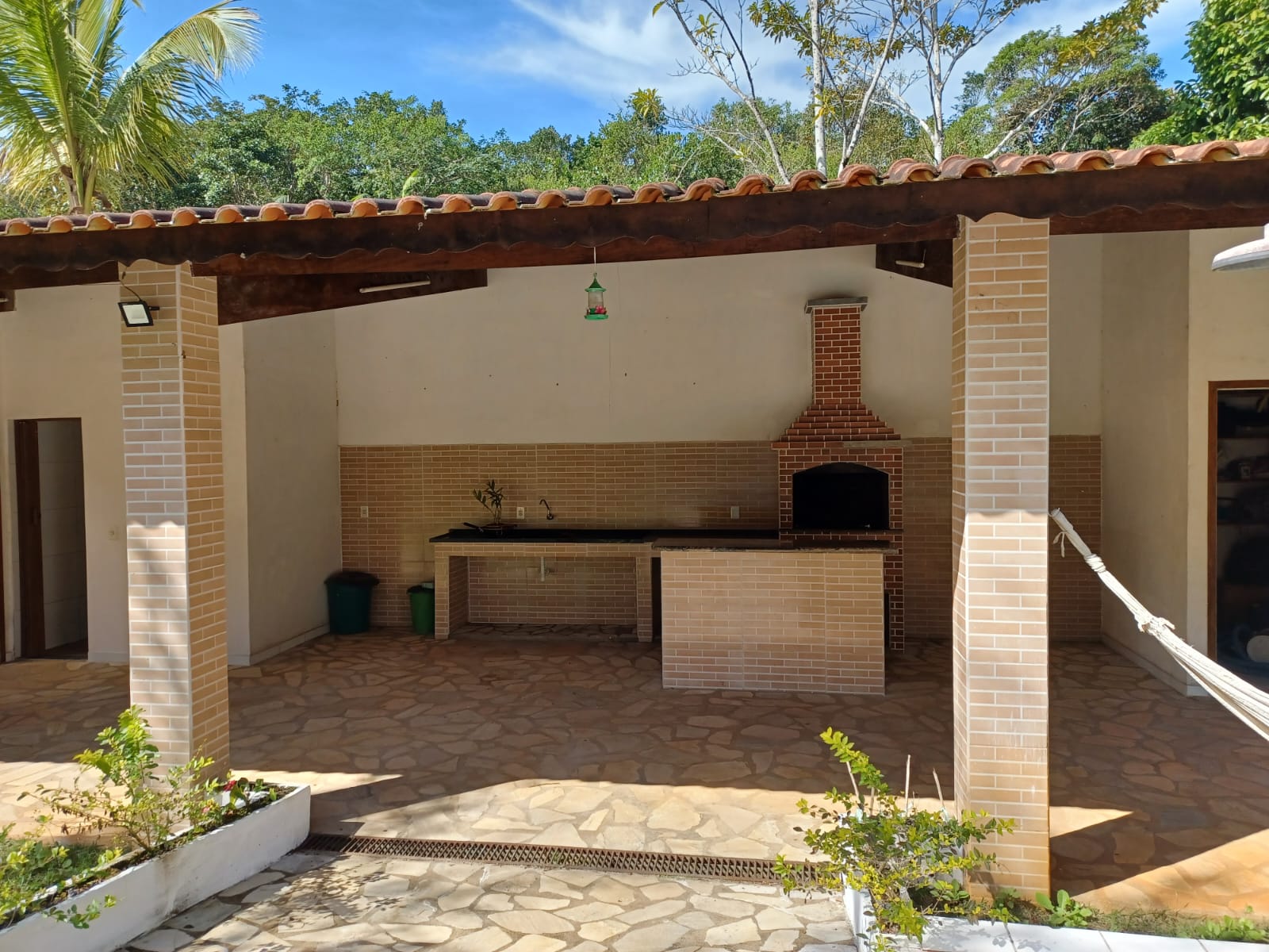 ALUGA-SE CHÁCARA COM PISCINA EM PERUÍBE