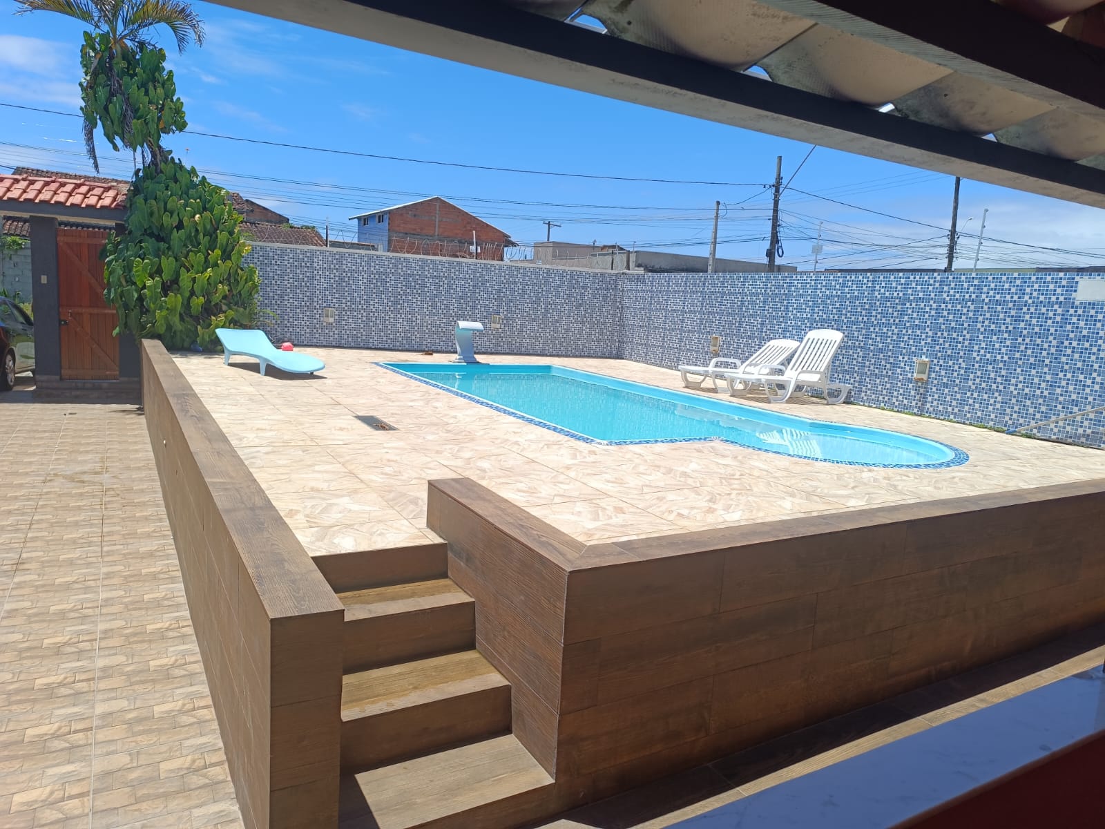 ALUGA-SE CASA COM PISCINA PARA TEMPORADA