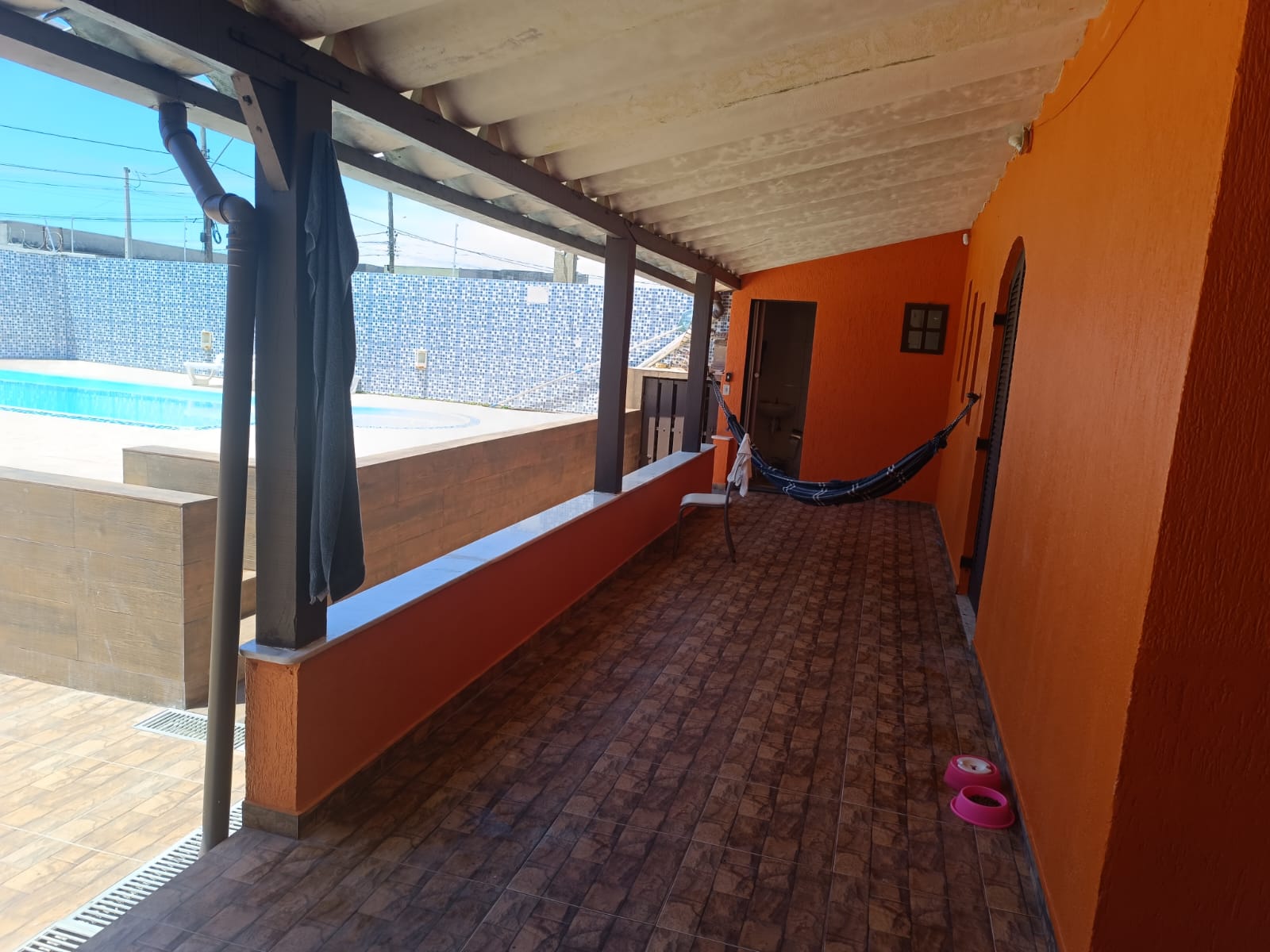 ALUGA-SE CASA COM PISCINA PARA TEMPORADA