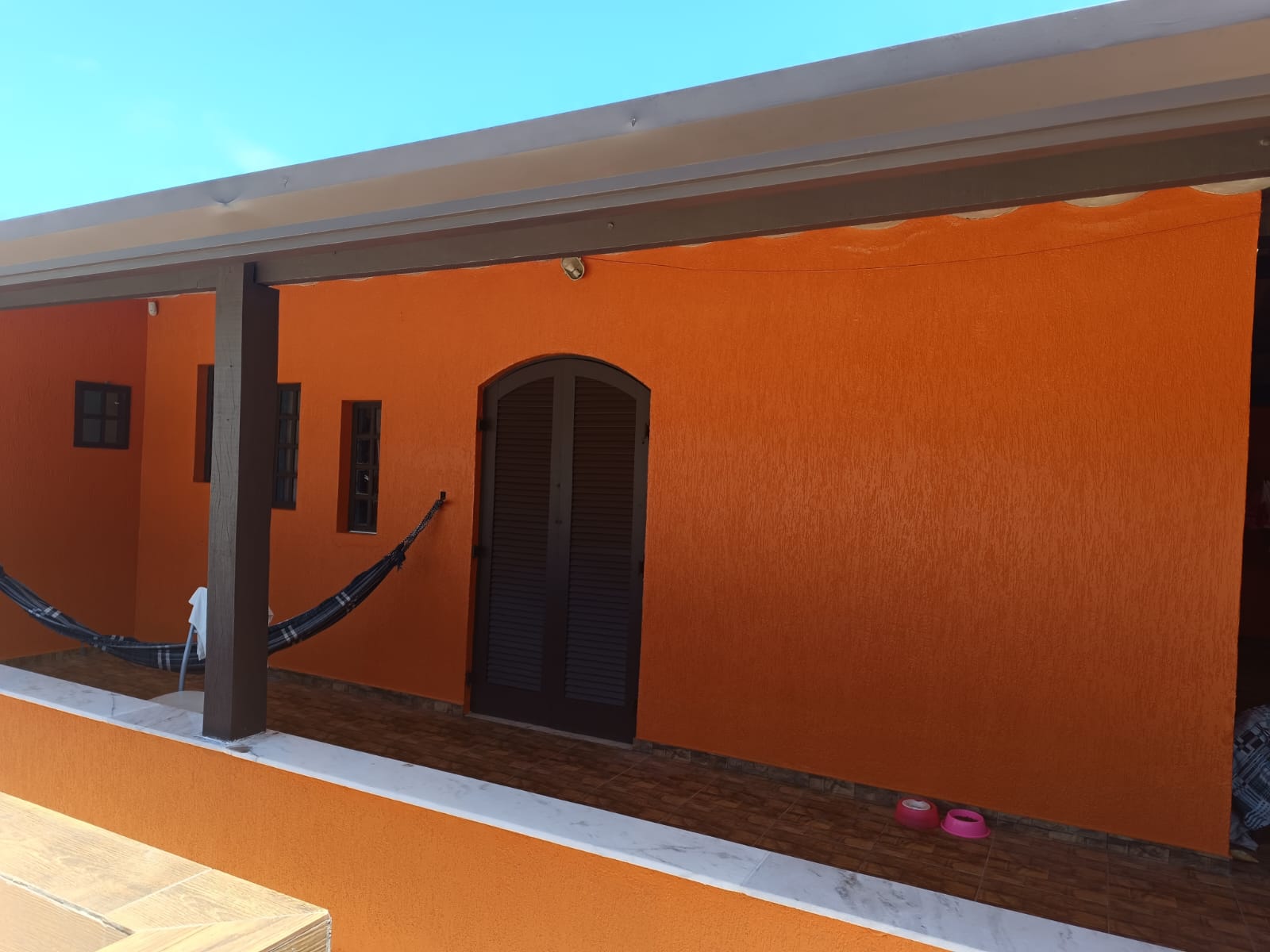 ALUGA-SE CASA COM PISCINA PARA TEMPORADA