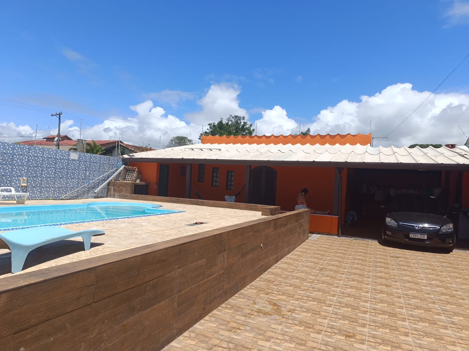 ALUGA-SE CASA COM PISCINA PARA TEMPORADA