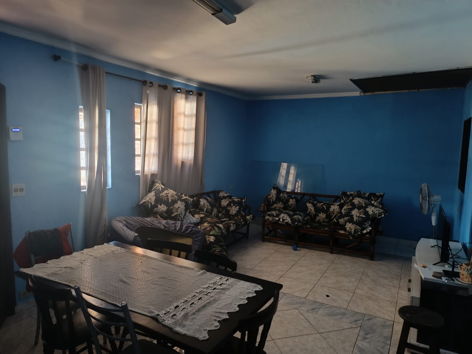 ALUGA-SE CASA COM PISCINA PARA TEMPORADA