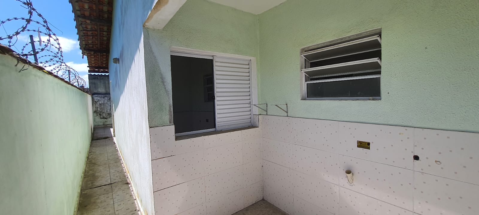 VENDE-SE CASA EM PERUÍBE 