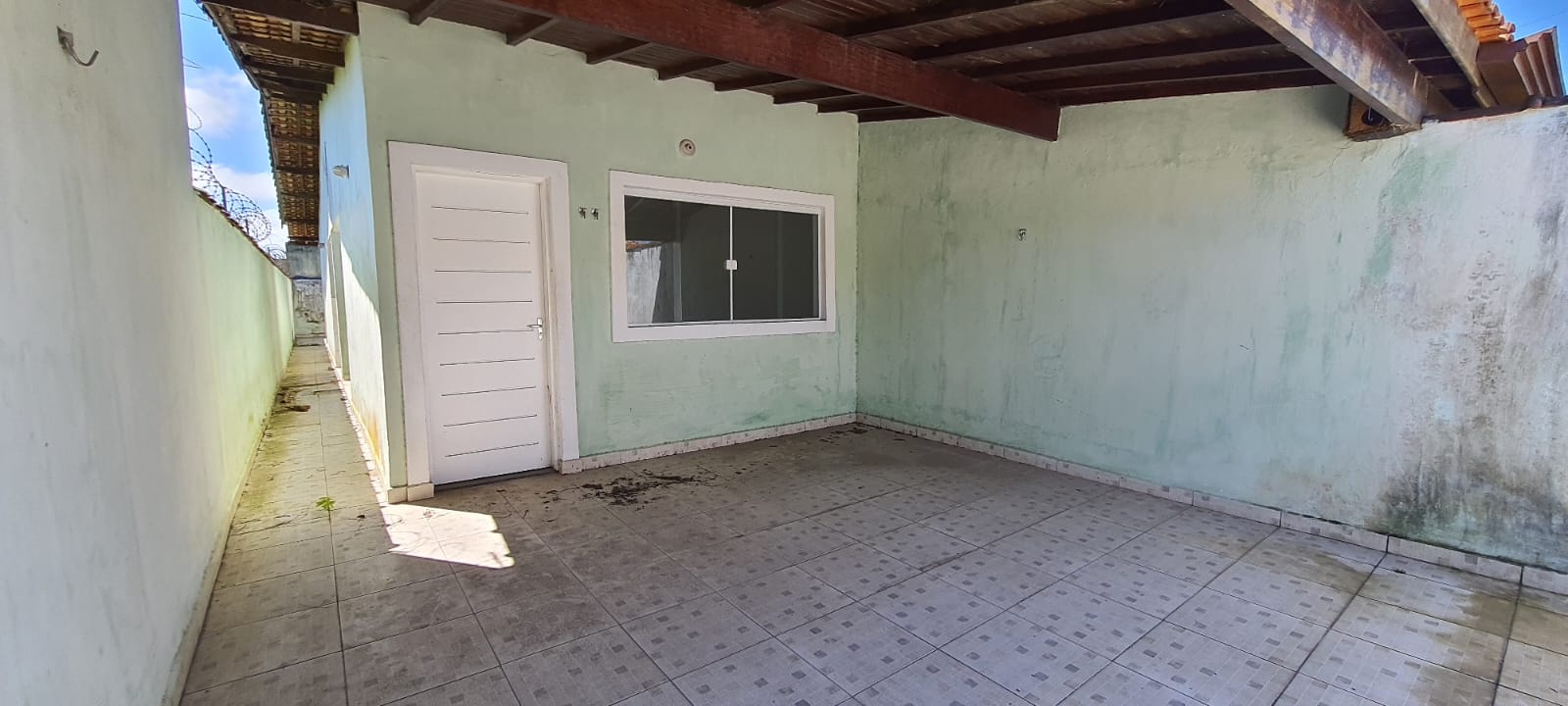 VENDE-SE CASA EM PERUÍBE 