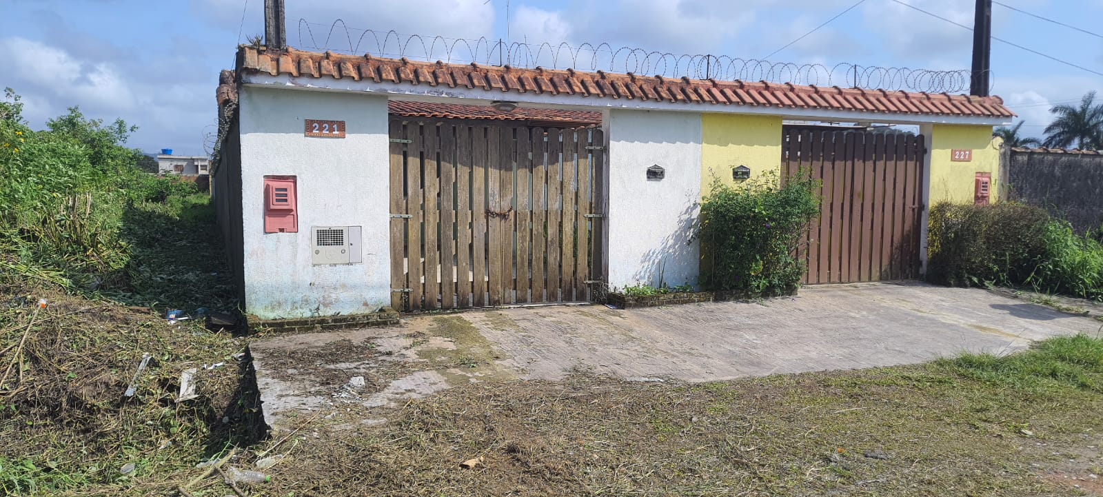 VENDE-SE CASA EM PERUÍBE 