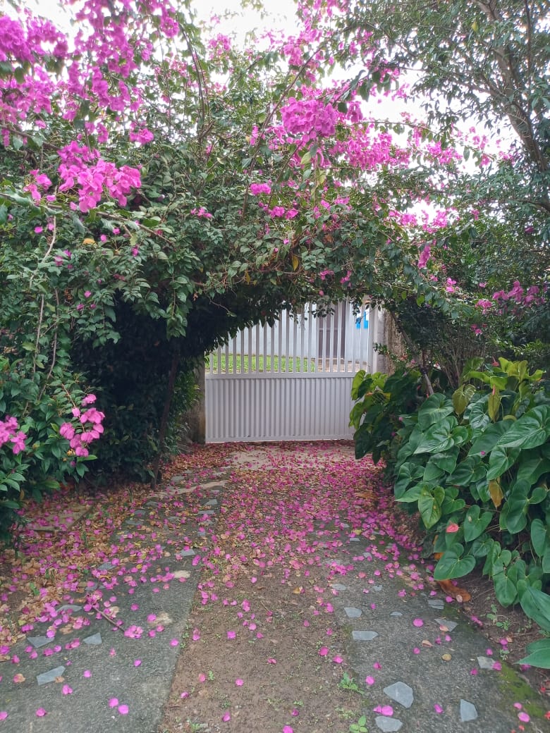 ALUGA-SE CASA COM TERRENO EM PERUÍBE - BAIRRO DOS PRADOS 