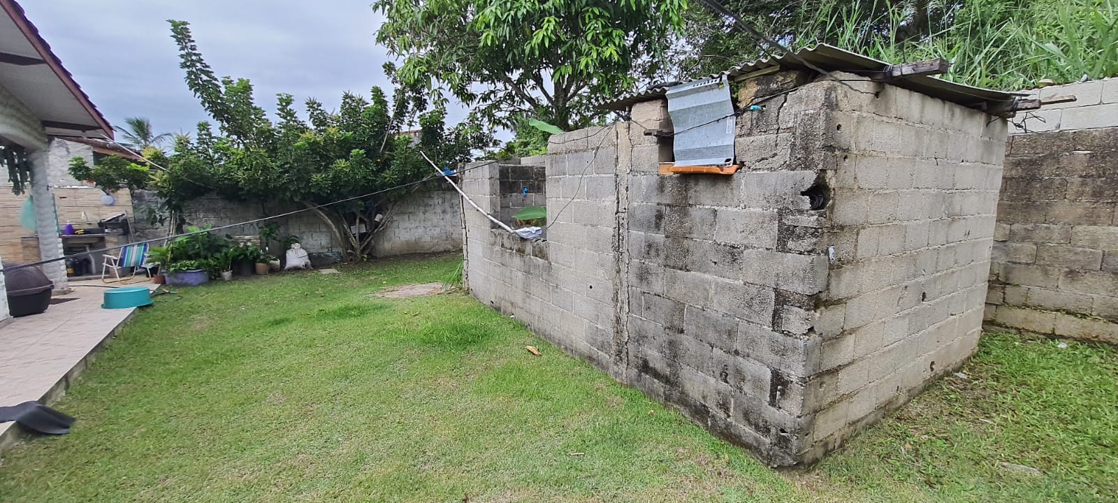 ALUGA-SE CASA COM TERRENO EM PERUÍBE - BAIRRO DOS PRADOS 