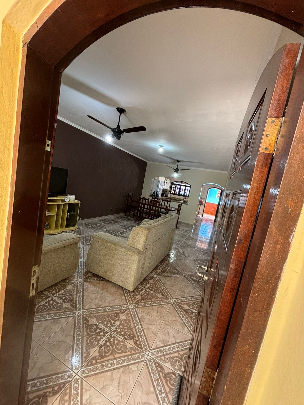 Casa à Venda com 3 Quartos e Edícula 