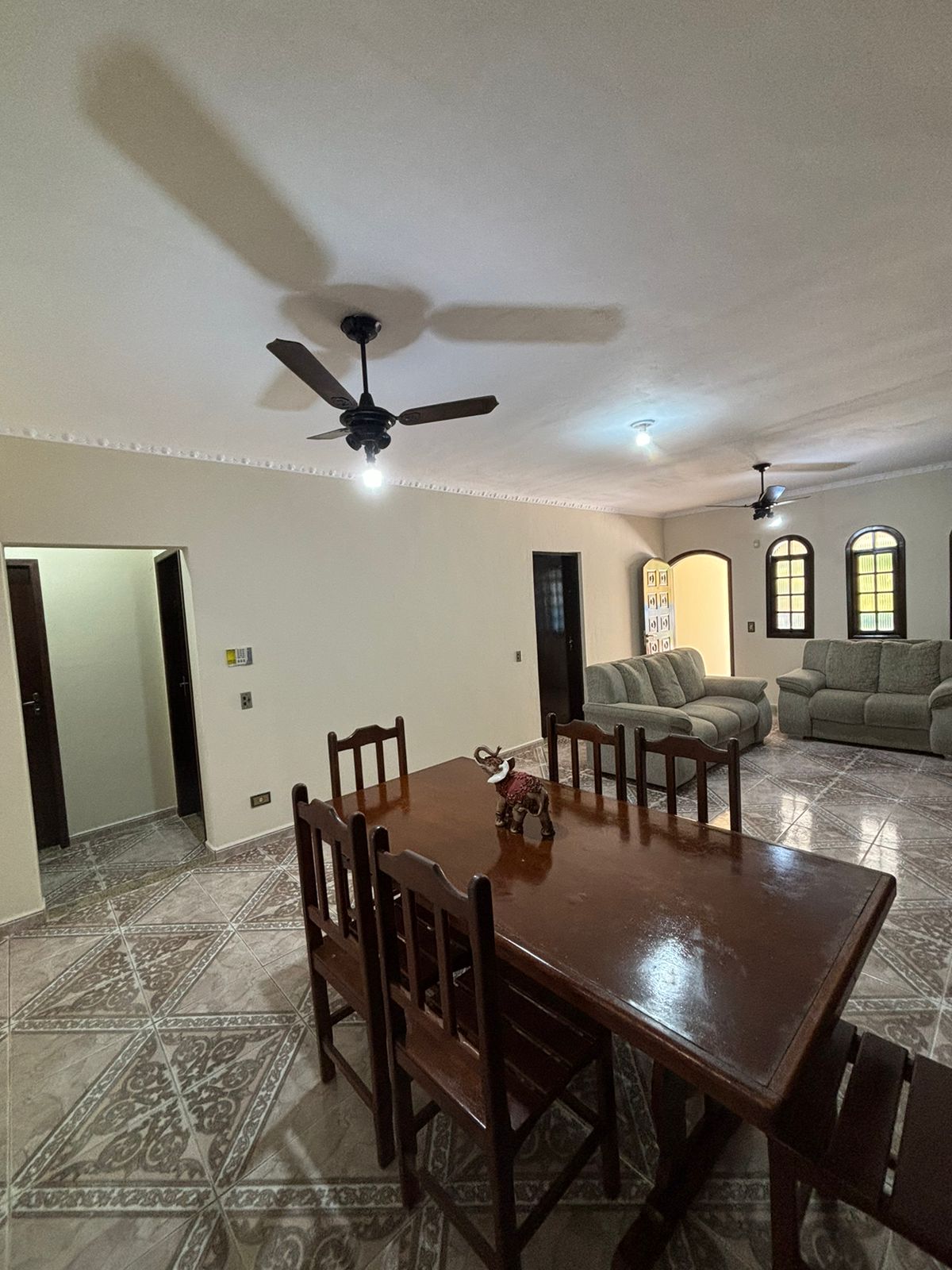 Casa à Venda com 3 Quartos e Edícula 