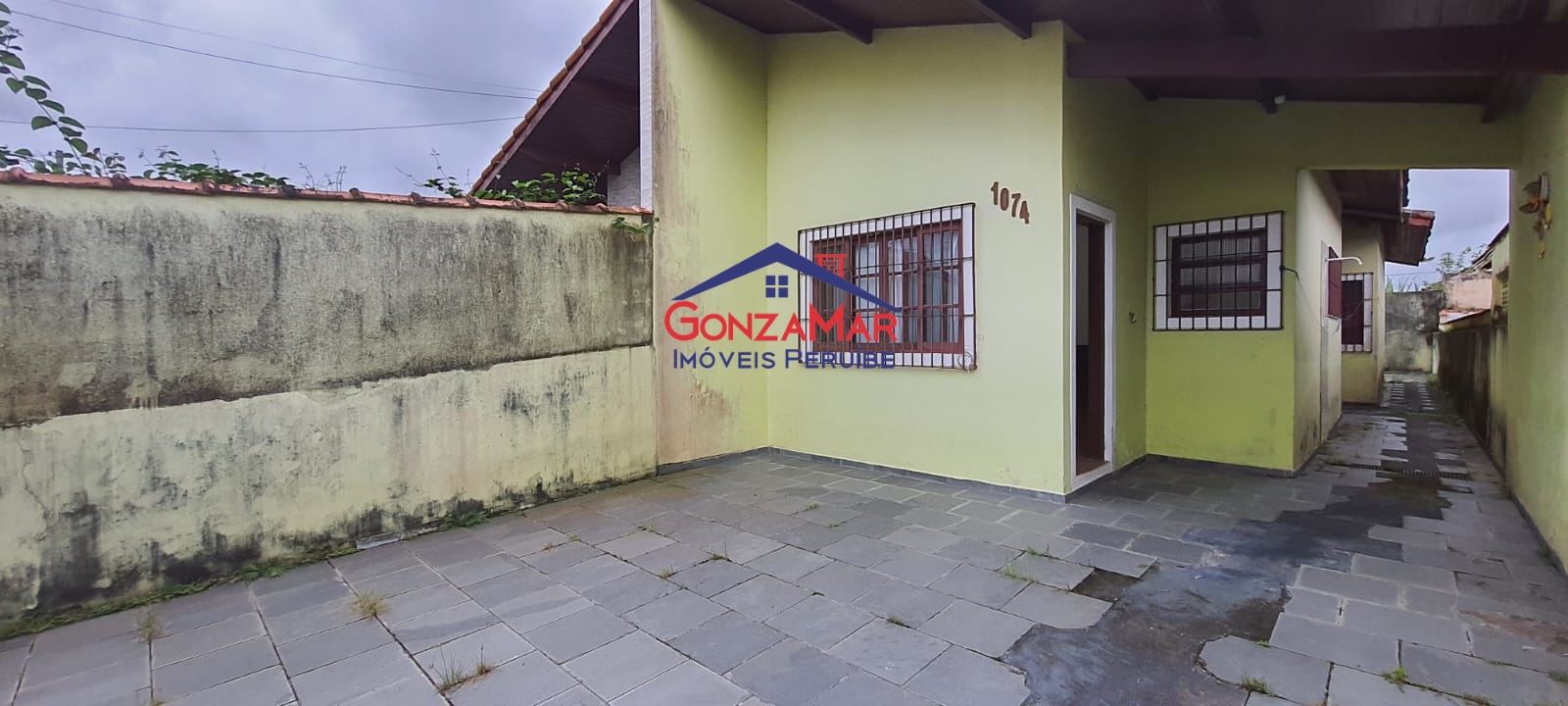 VENDE-SE CASA EMPERUÍBE A 700 M DA PRAIA 