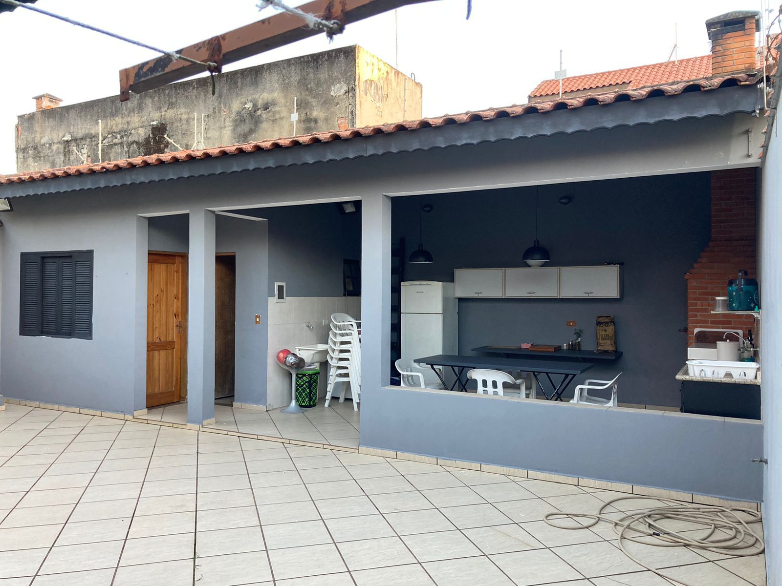 VENDE-SE SOBRADO EM PERUÍBE À 80 M DA PRAIA 