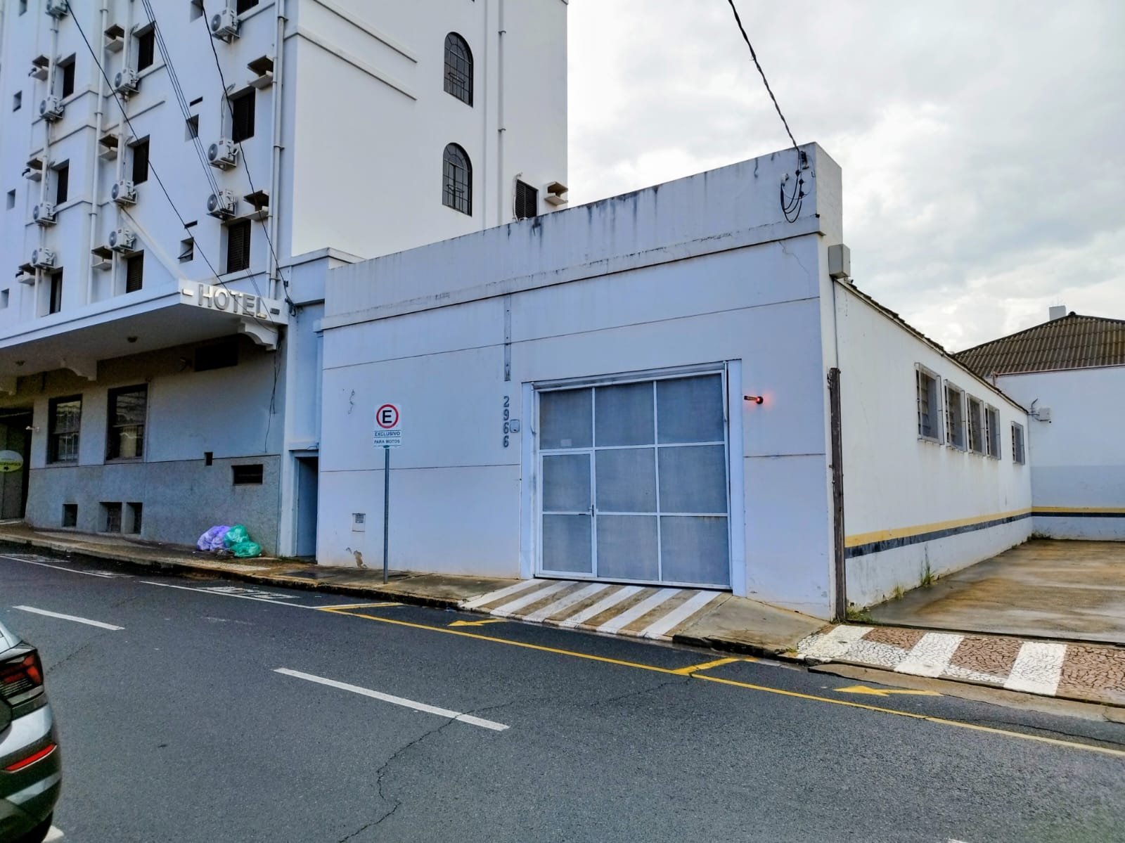 LOCAÇÃO - IMOVEL COMERCIAL COM GARAGEM, VÁRIAS SALAS, AMBIENTES DIVERSOS