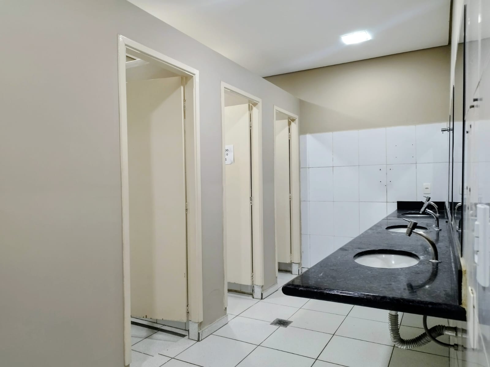 LOCAÇÃO - IMOVEL COMERCIAL COM GARAGEM, VÁRIAS SALAS, AMBIENTES DIVERSOS