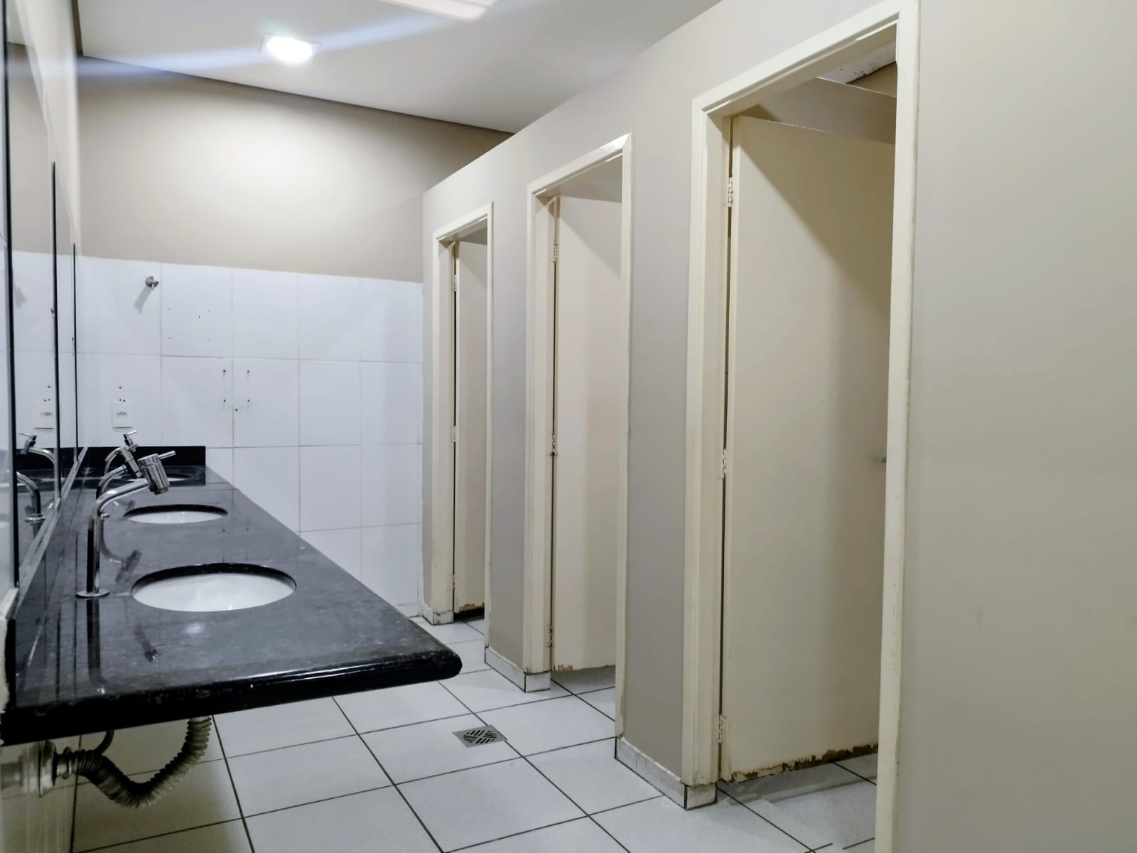 LOCAÇÃO - IMOVEL COMERCIAL COM GARAGEM, VÁRIAS SALAS, AMBIENTES DIVERSOS