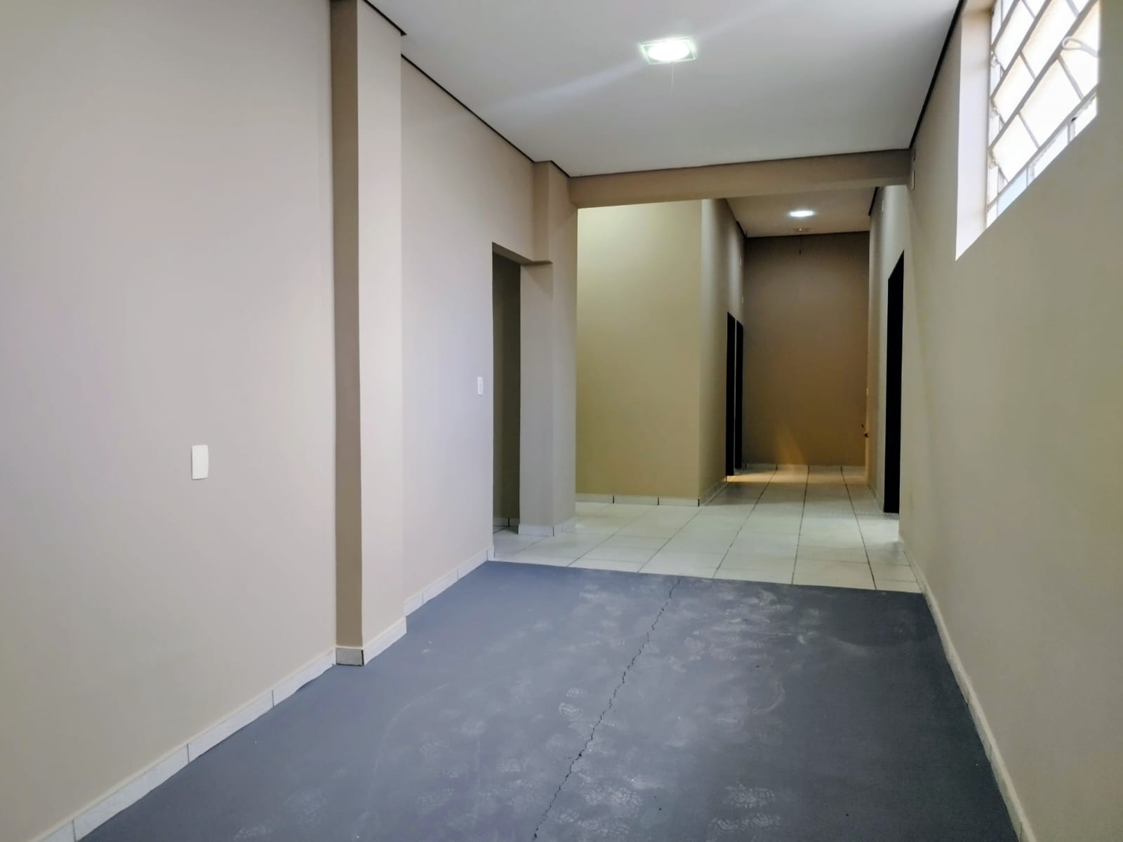 LOCAÇÃO - IMOVEL COMERCIAL COM GARAGEM, VÁRIAS SALAS, AMBIENTES DIVERSOS