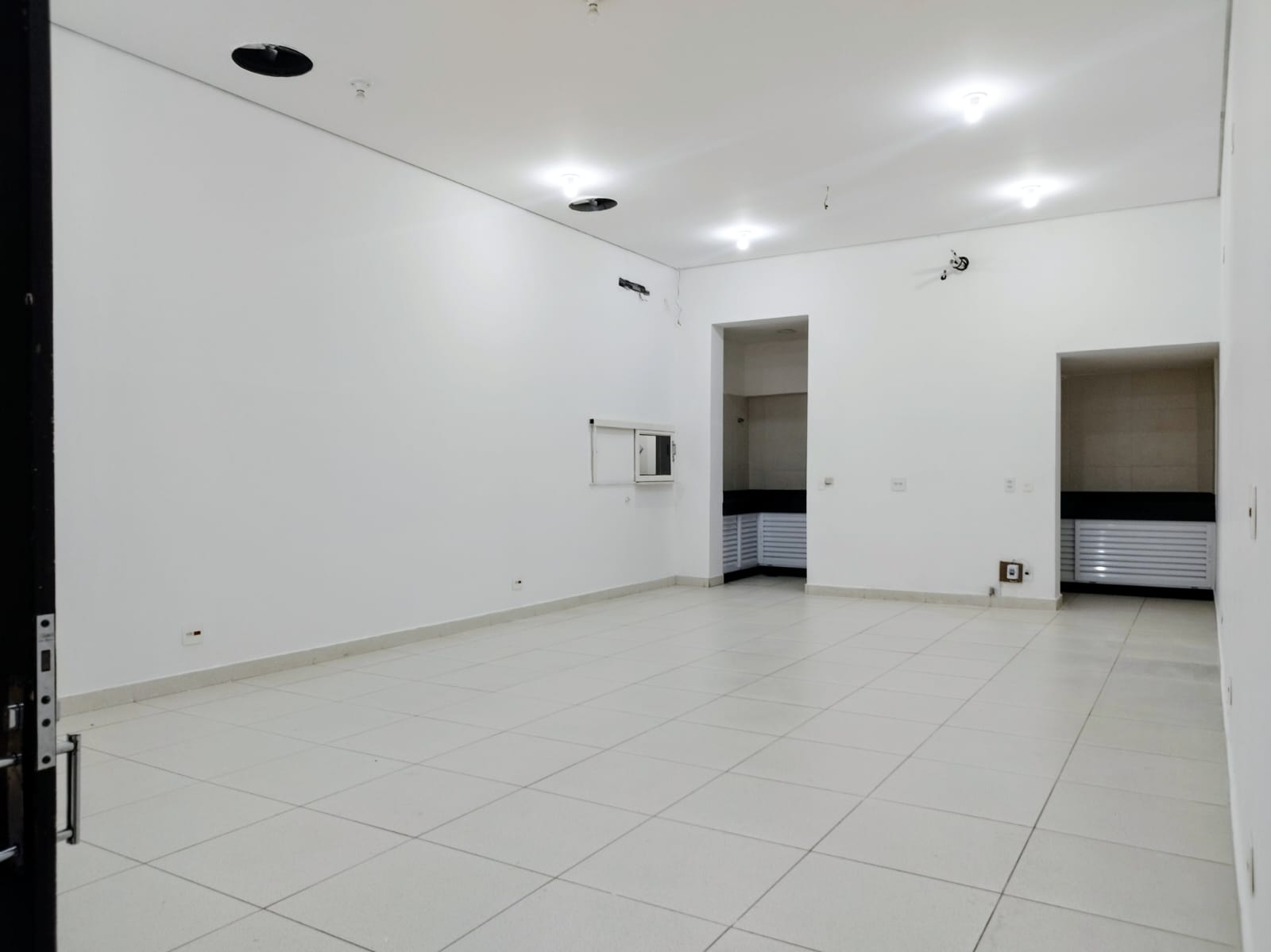 LOCAÇÃO - IMOVEL COMERCIAL COM GARAGEM, VÁRIAS SALAS, AMBIENTES DIVERSOS