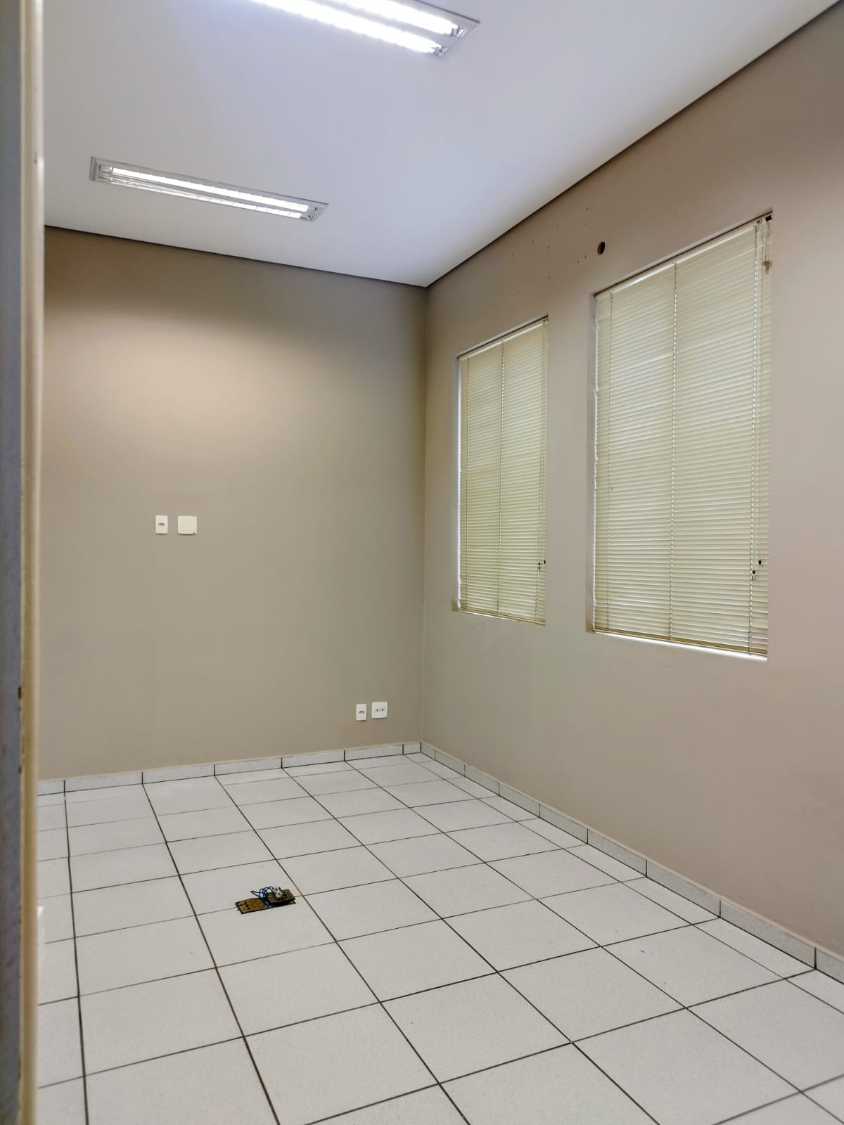 LOCAÇÃO - IMOVEL COMERCIAL COM GARAGEM, VÁRIAS SALAS, AMBIENTES DIVERSOS