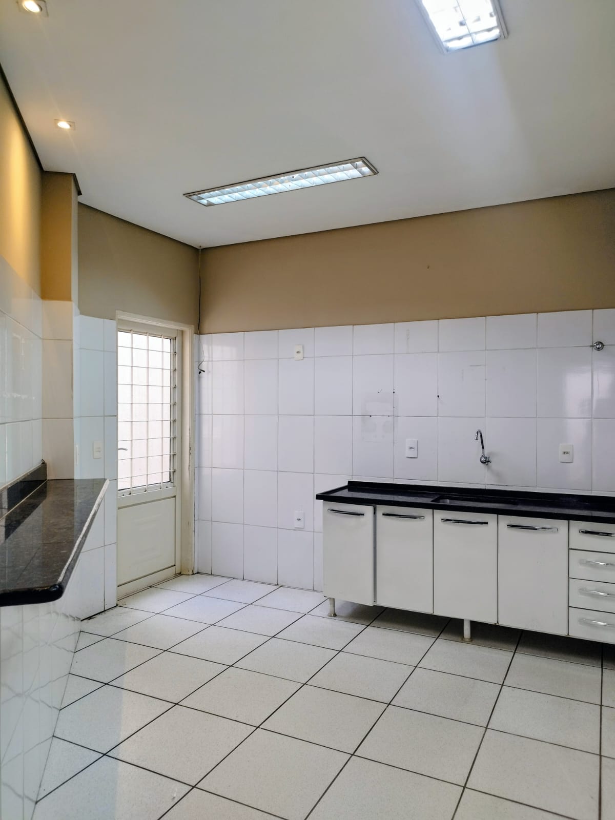 LOCAÇÃO - IMOVEL COMERCIAL COM GARAGEM, VÁRIAS SALAS, AMBIENTES DIVERSOS