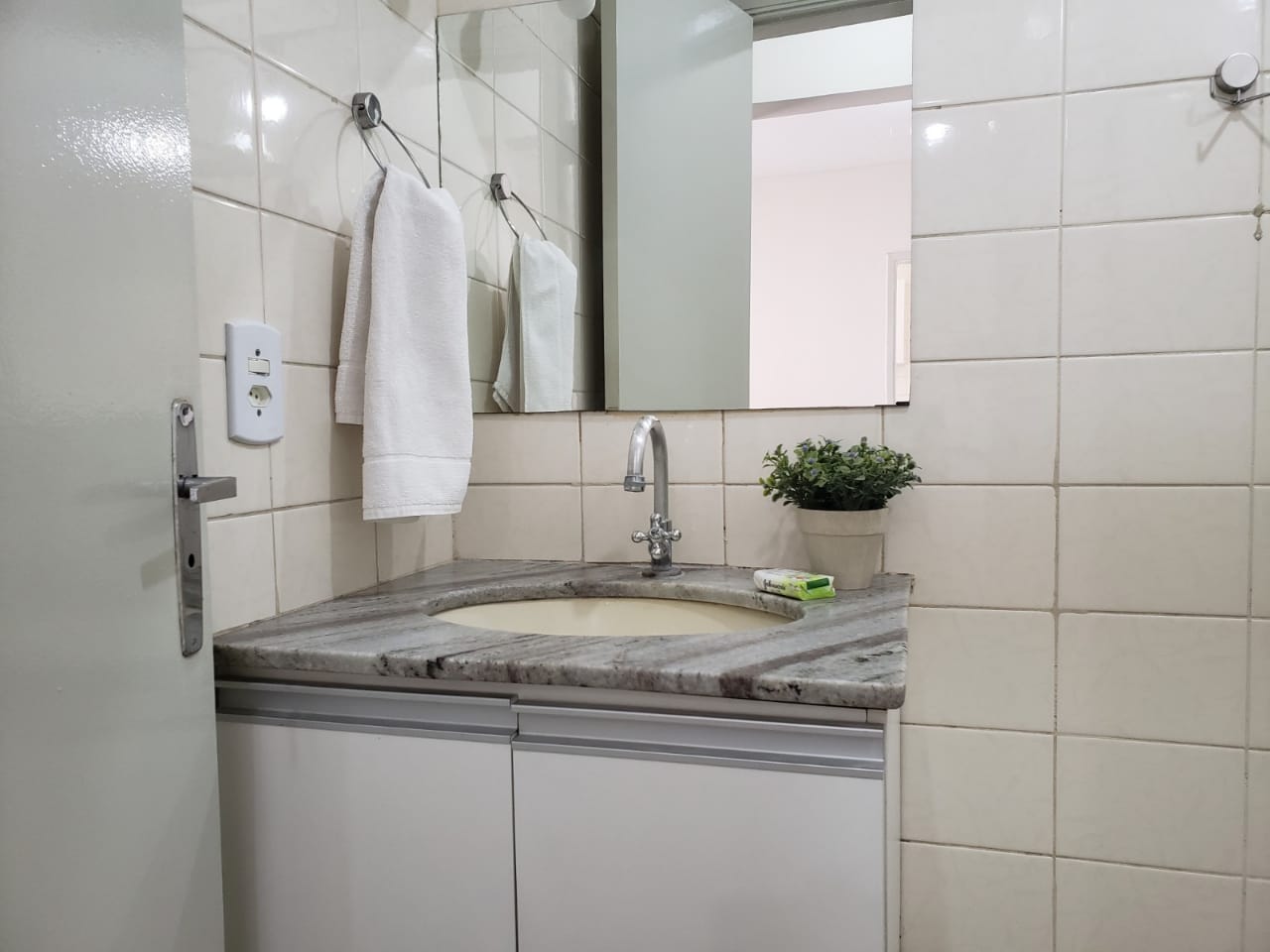 TEMPORADA ATÉ 90 DIAS - APARTAMENTO MOBILIADO NA REDENTORA - EDIFÍCIO MARIA CECÍLIA