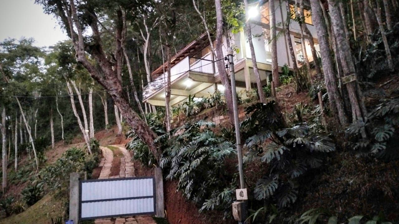 UMA CASA NOVA E EM LOCAL VERDE