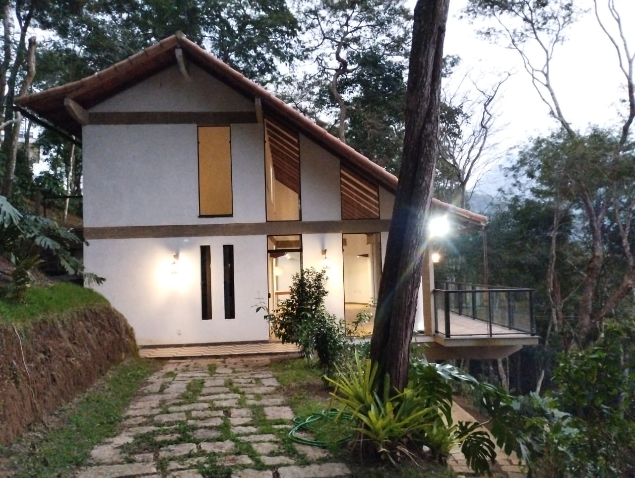 UMA CASA NOVA E EM LOCAL VERDE