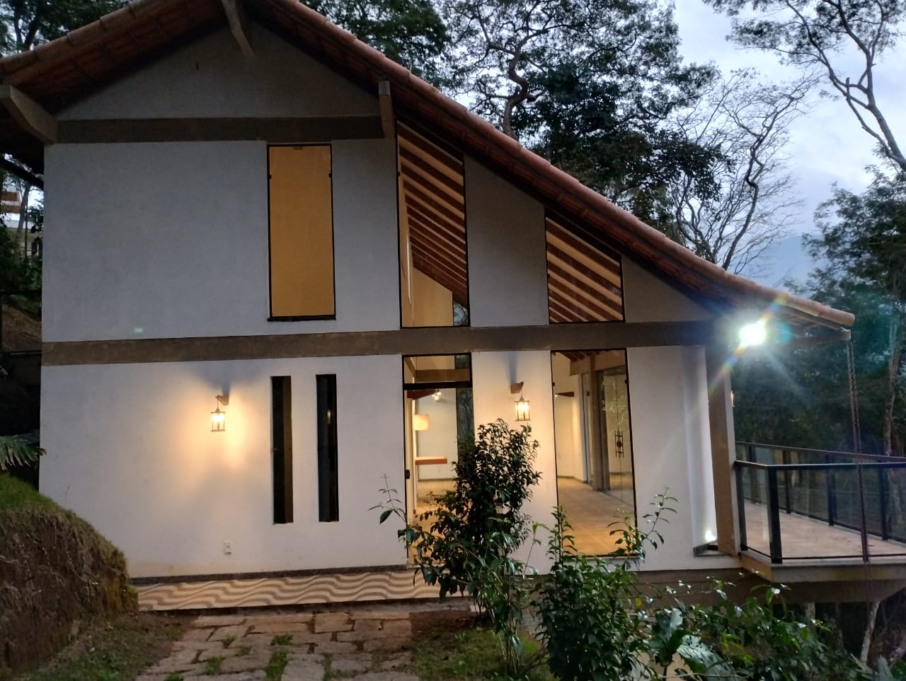 UMA CASA NOVA E EM LOCAL VERDE