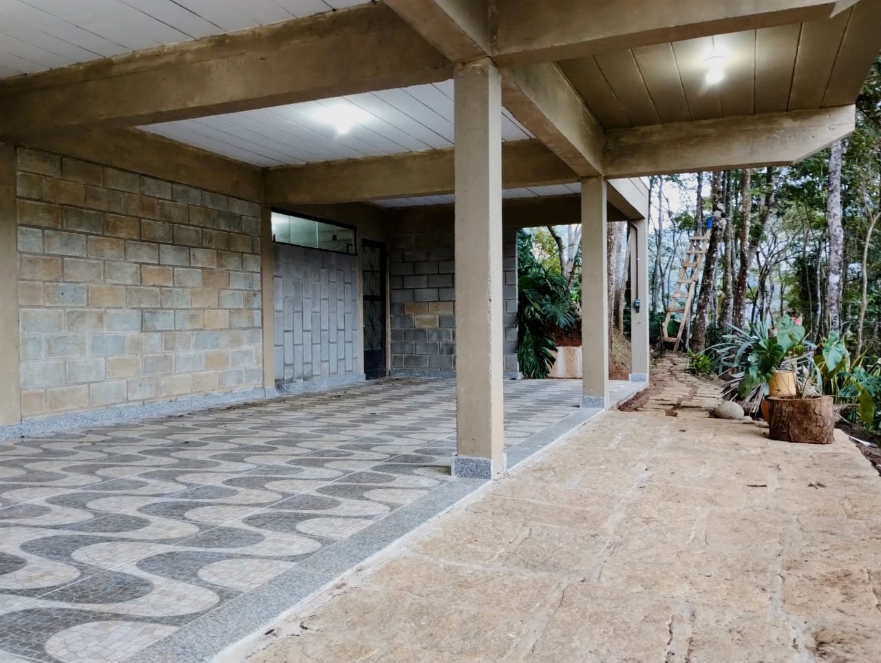 UMA CASA NOVA E EM LOCAL VERDE