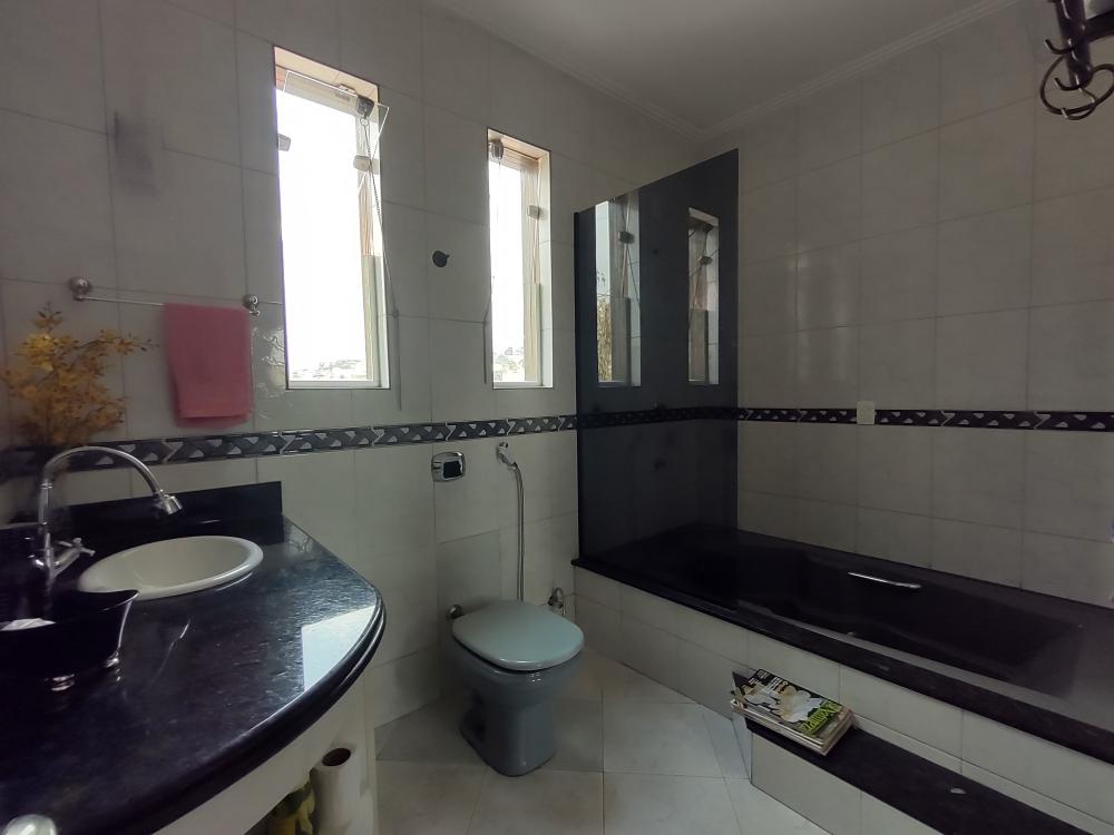 Casa à venda com 5 quartos, 220m² - Foto 11