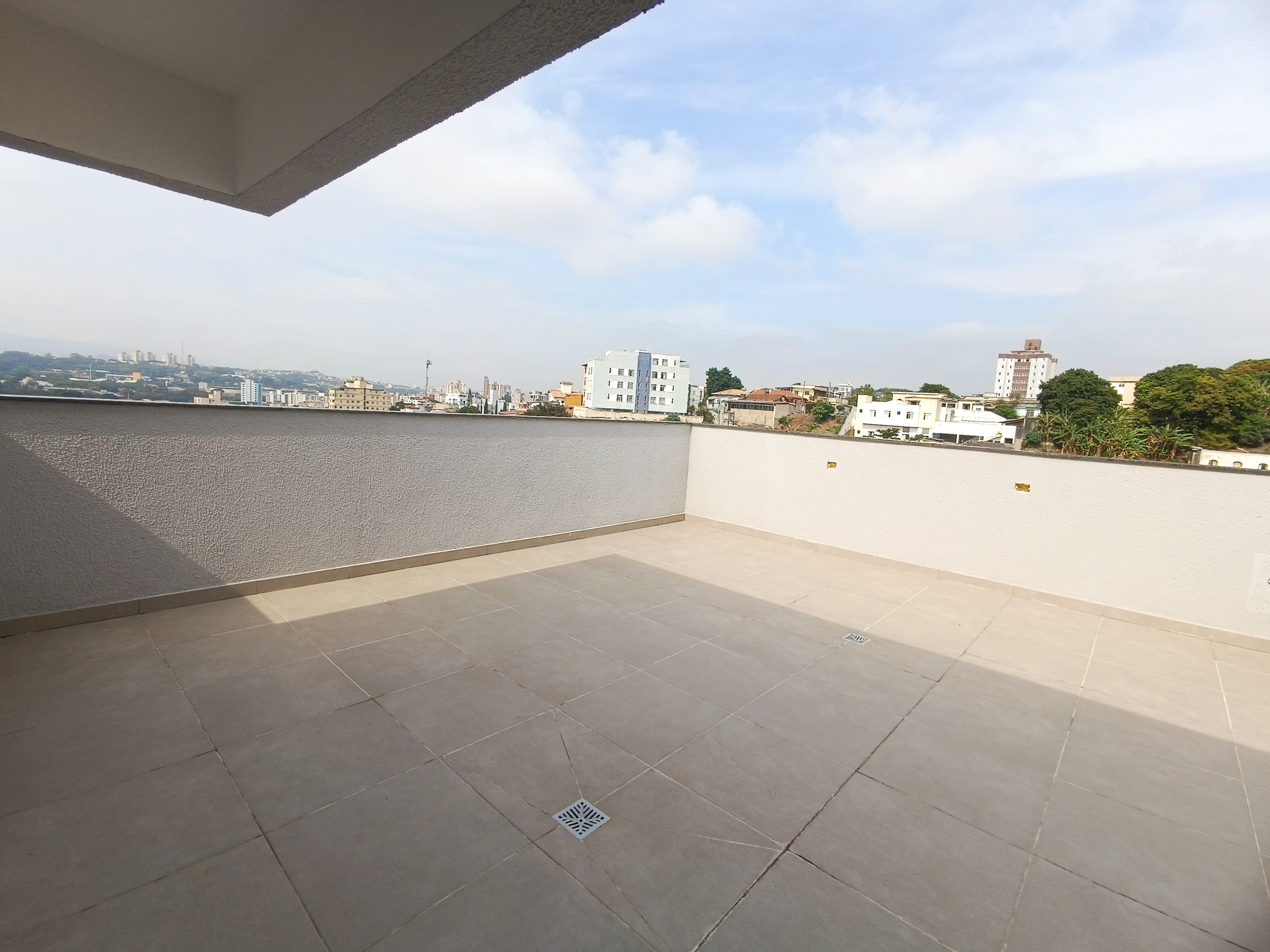 Apartamento à venda com 3 quartos, 141m² - Foto 2