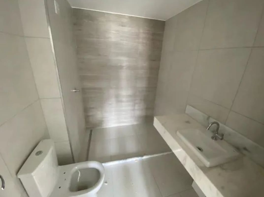 Apartamento 02 quartos, Nascente, todo no porcelanato !