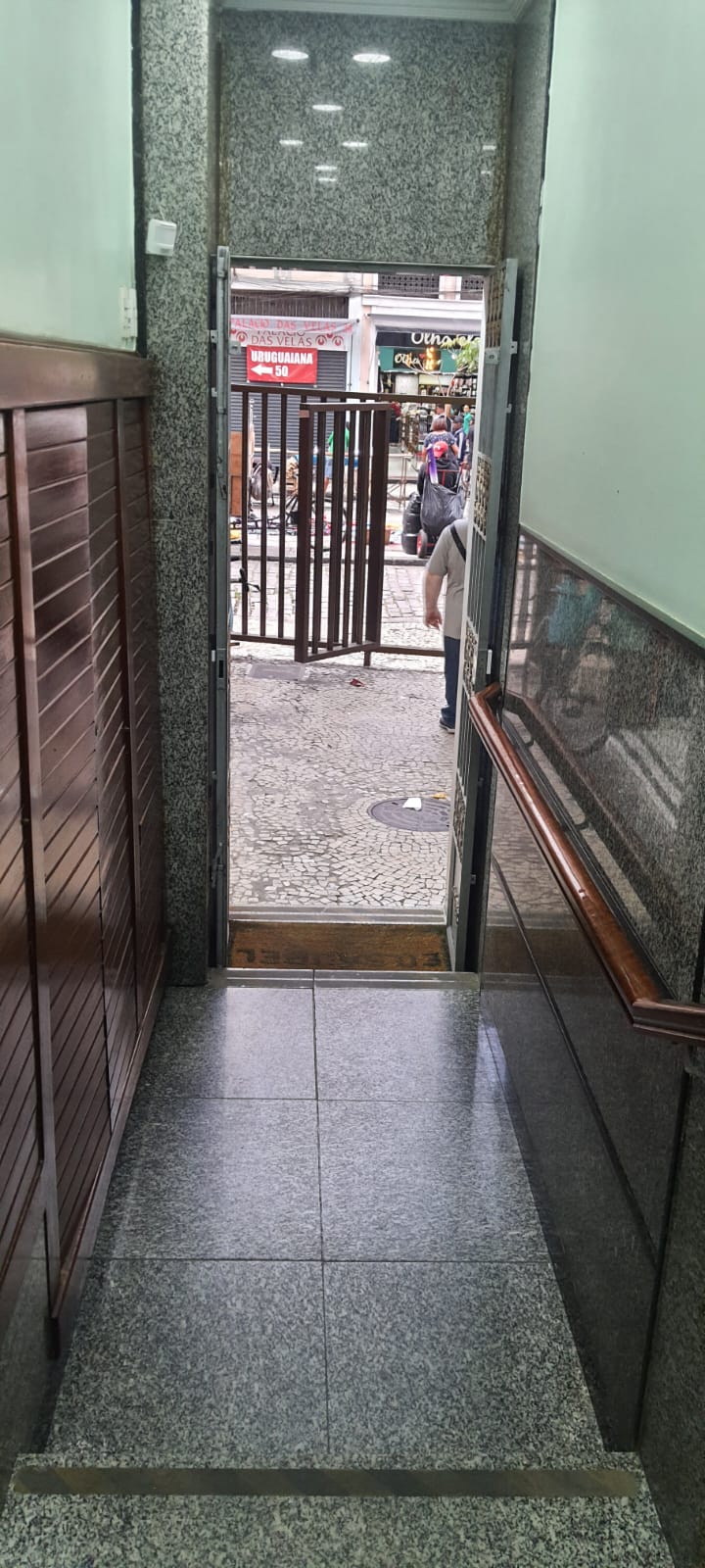 VENDO - SALA COMERCIAL - COM EXCLUSIVIDADE - RUA URUGUAIANA Nº 13 - CENTRO/RJ.