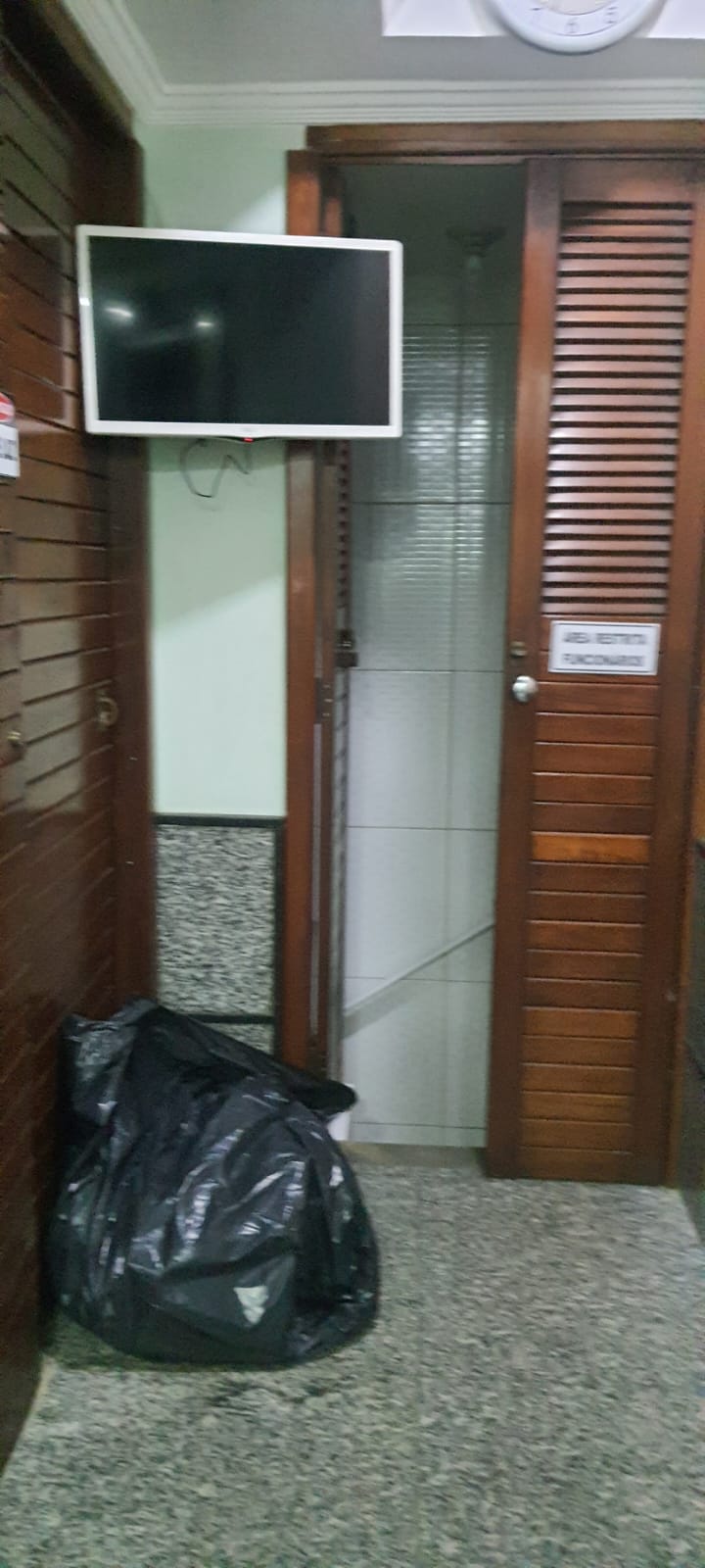 VENDO - SALA COMERCIAL - COM EXCLUSIVIDADE - RUA URUGUAIANA Nº 13 - CENTRO/RJ.