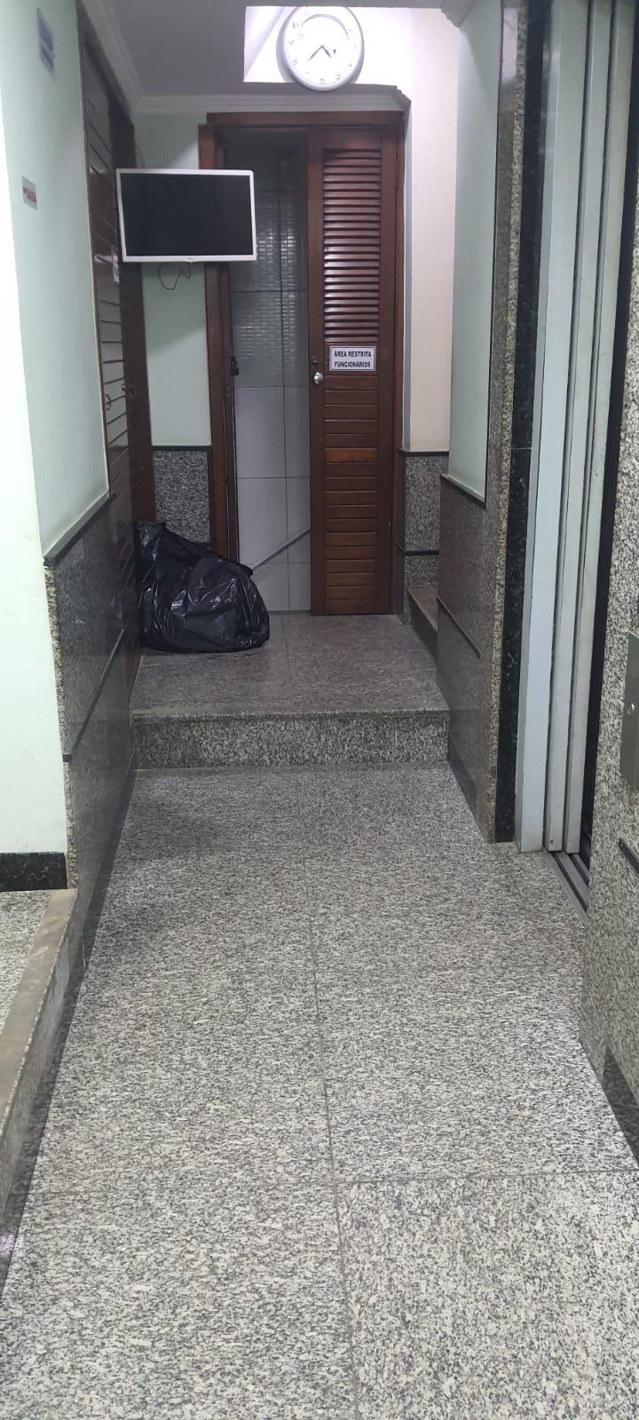 VENDO - SALA COMERCIAL - COM EXCLUSIVIDADE - RUA URUGUAIANA Nº 13 - CENTRO/RJ.