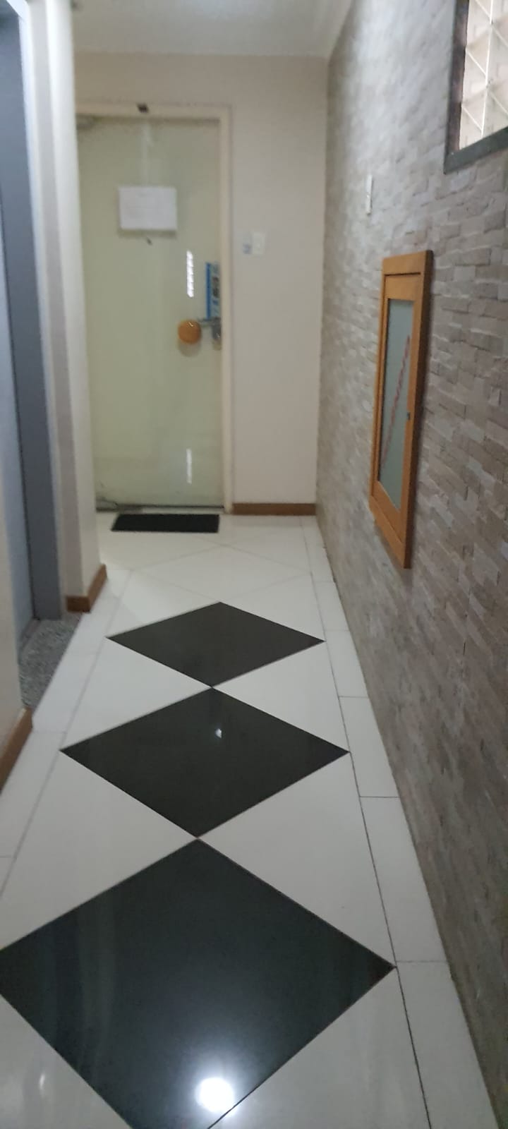 VENDO - SALA COMERCIAL - COM EXCLUSIVIDADE - RUA URUGUAIANA Nº 13 - CENTRO/RJ.